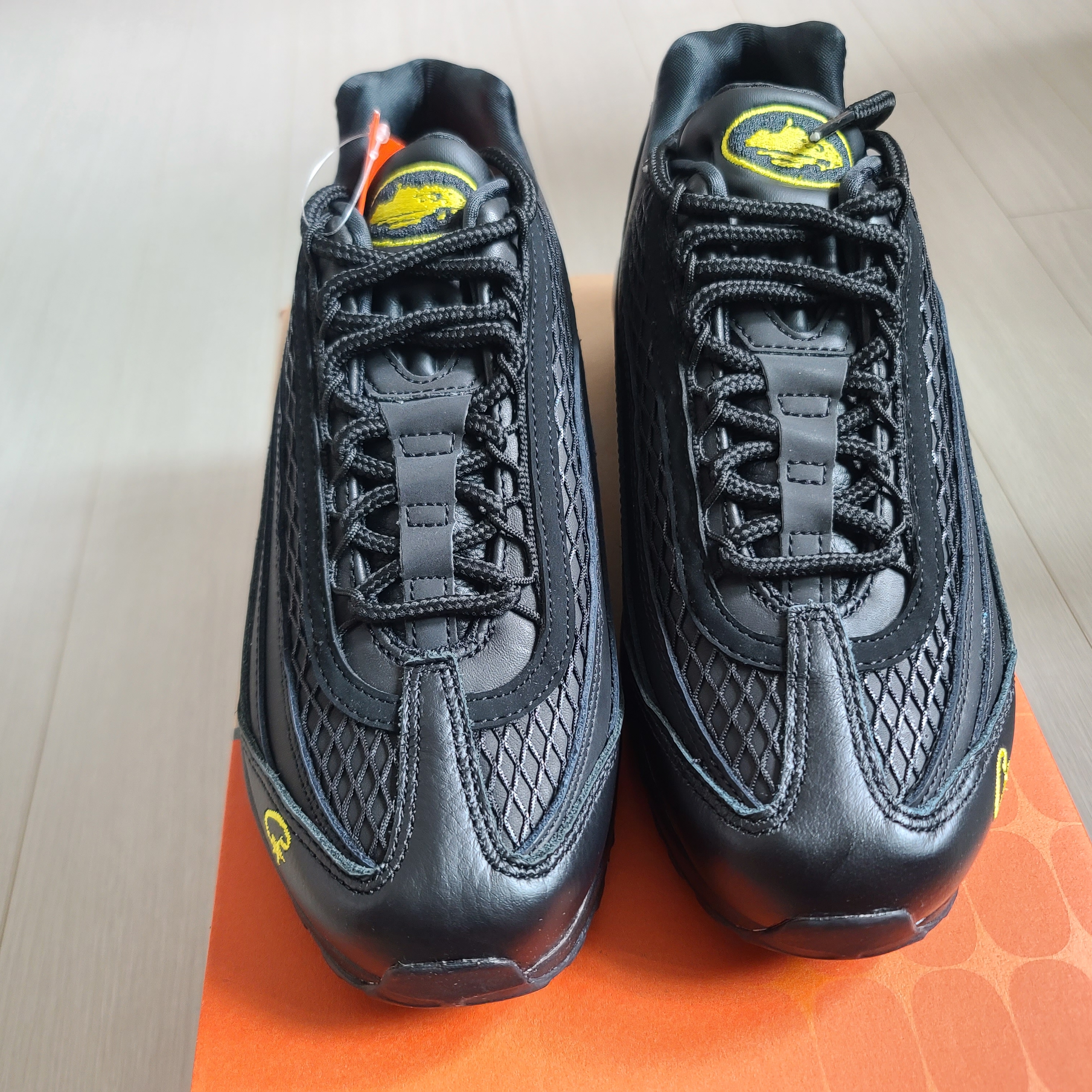 Nike x Corteiz Air Max 95 Black and Tour Yellow 착용 스타일 - 3