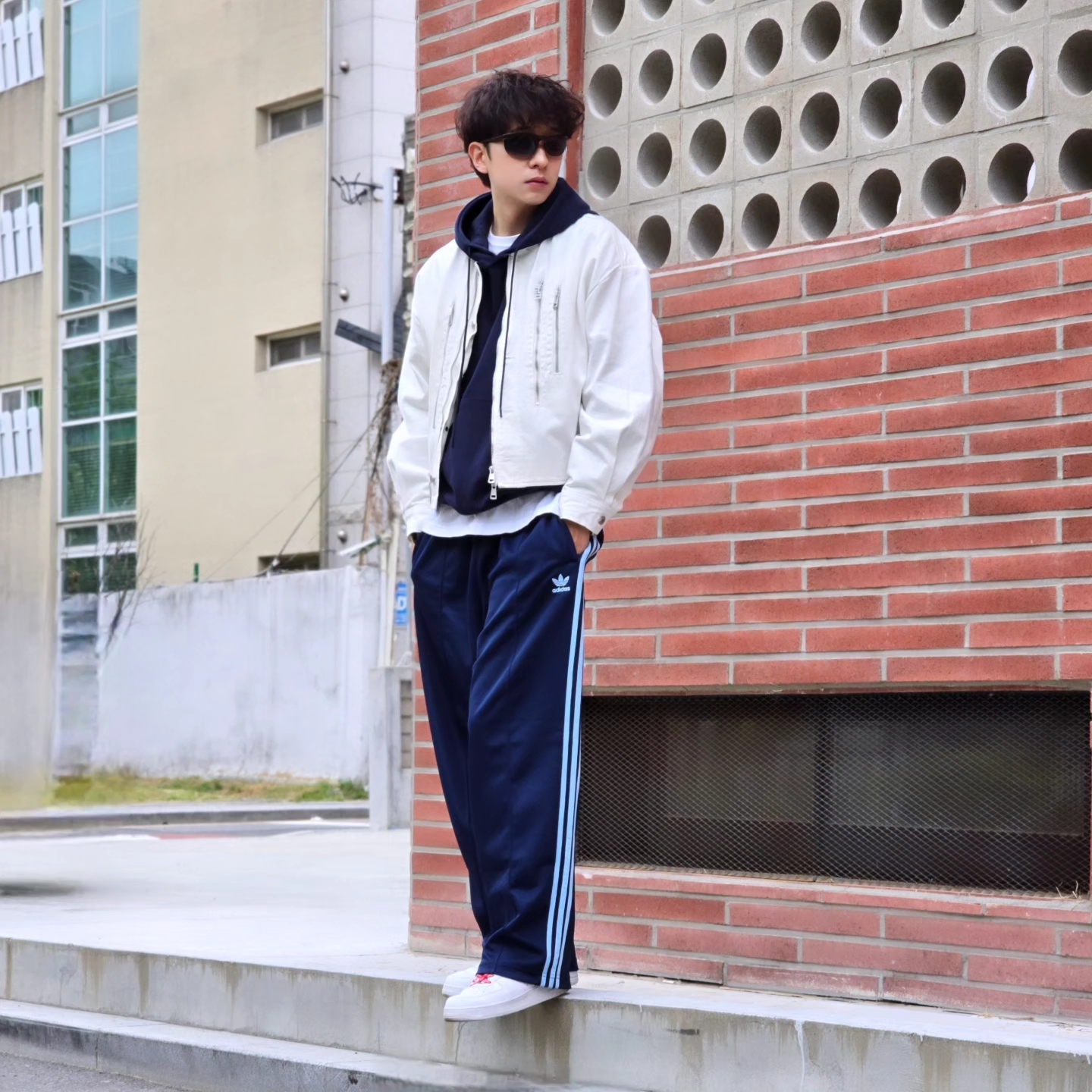 Adidas Adicolor Baggy Fit Firebird Track Pants Night Indigo - KR Sizing, Adidas Adicolor Baggy Fit Firebird Track Pants Night Indigo - US Sizing 착용 스타일 - 2