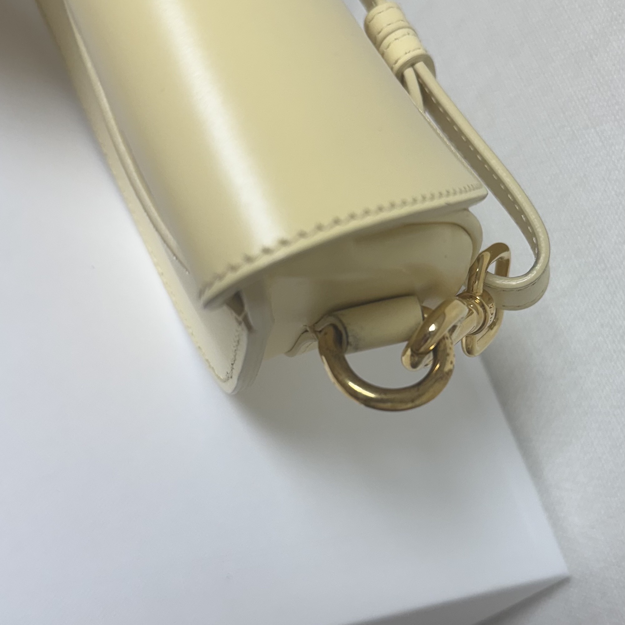 Dior Bobby East-West Bag Box Calfskin Pale Yellow Gold 착용 스타일 - 7