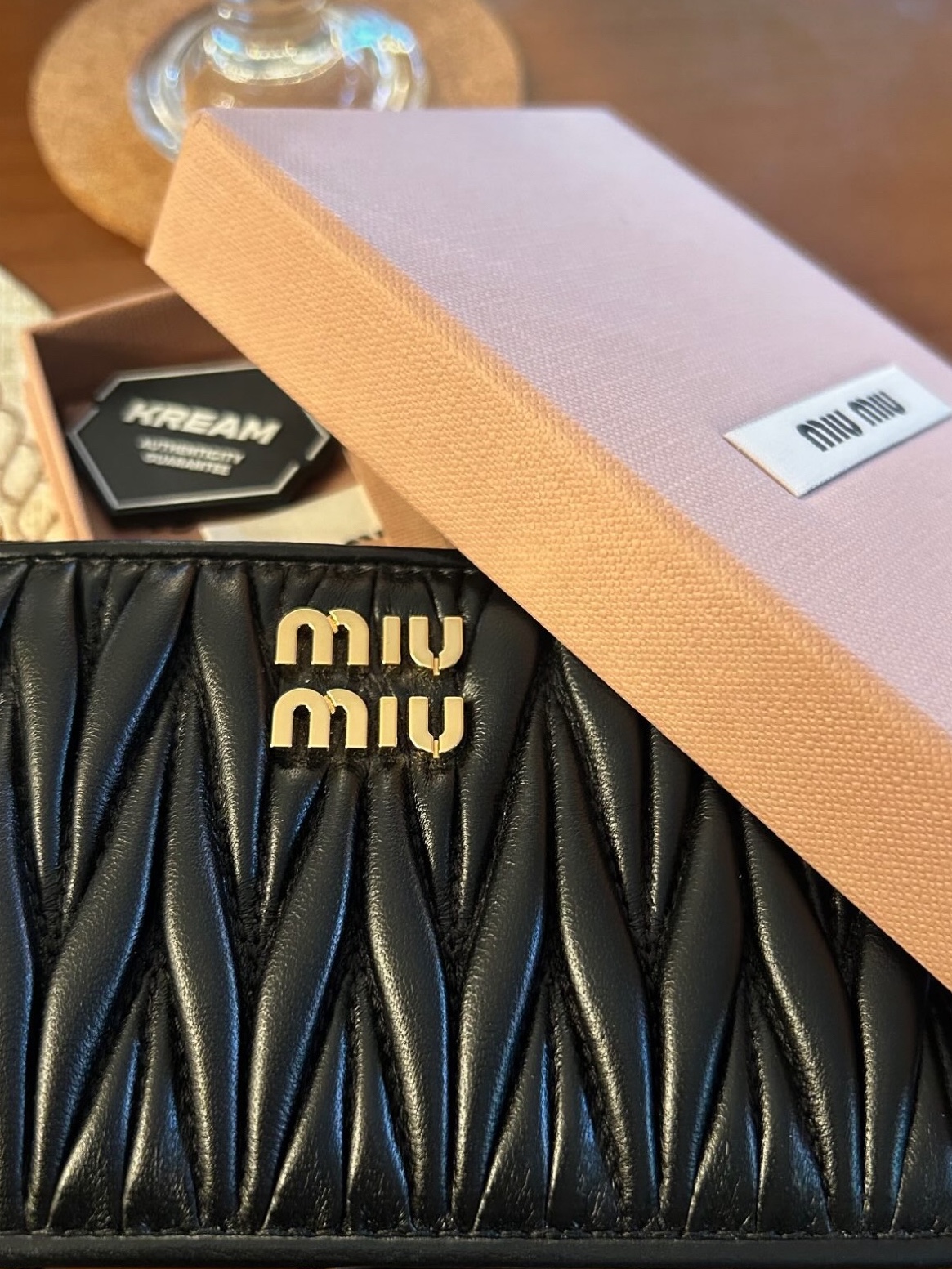 Miu Miu Matelasse Nappa Leather Envelope Wallet Black 착용 스타일