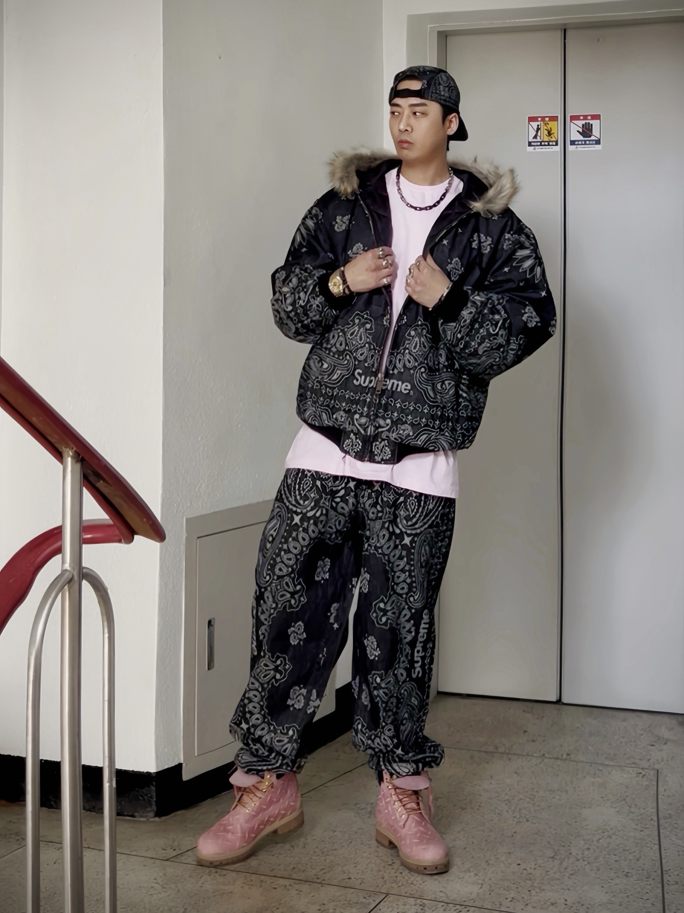 Supreme Bandana Jacquard Denim Camp Cap Black - 25SS, Supreme Bandana Jacquard Denim Hooded Work Jacket Black - 25SS 착용 스타일
