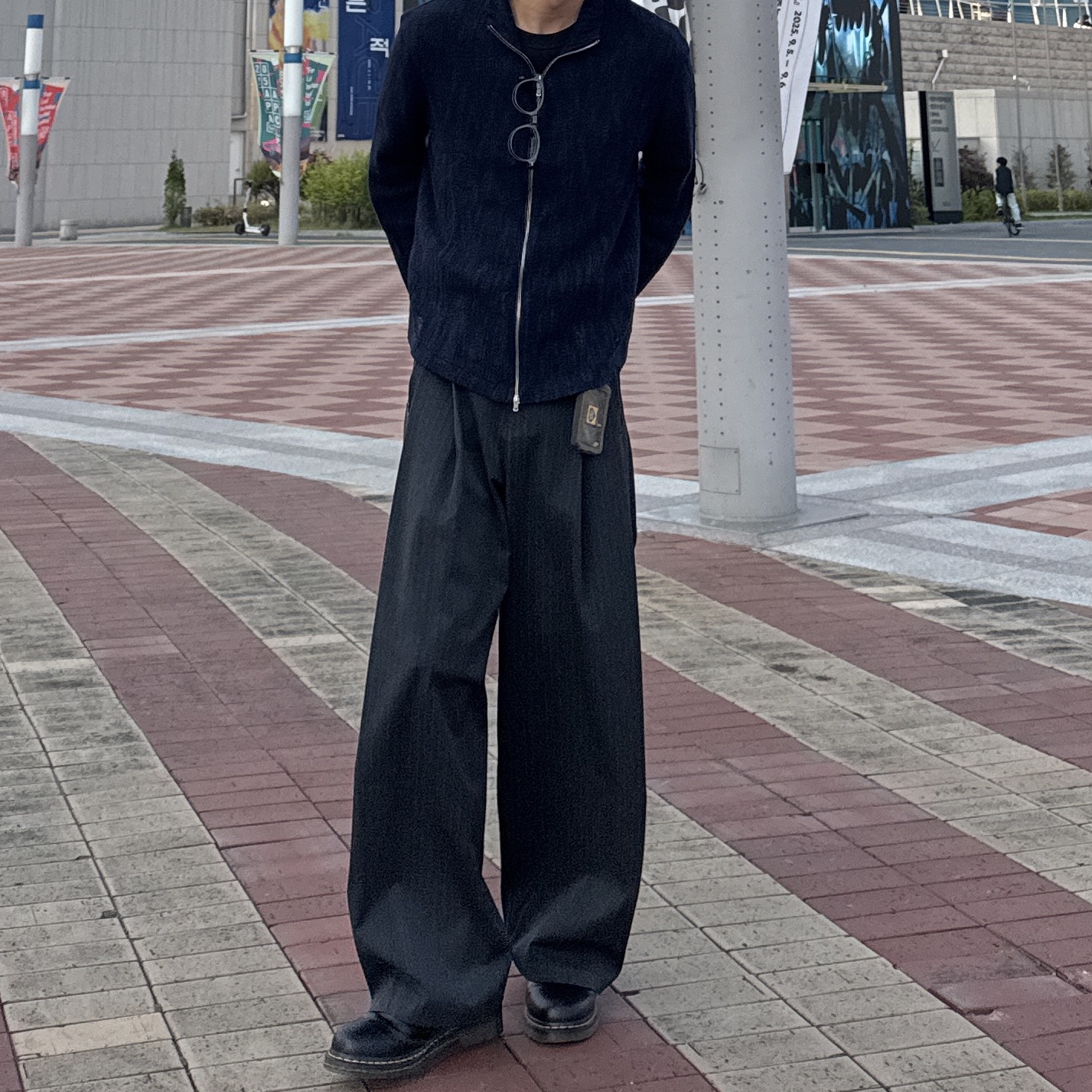 Our Legacy Shrunken Fullzip Polo Yawning Linen Navy, Dr. Martens 1461 Smooth Black 착용 스타일
