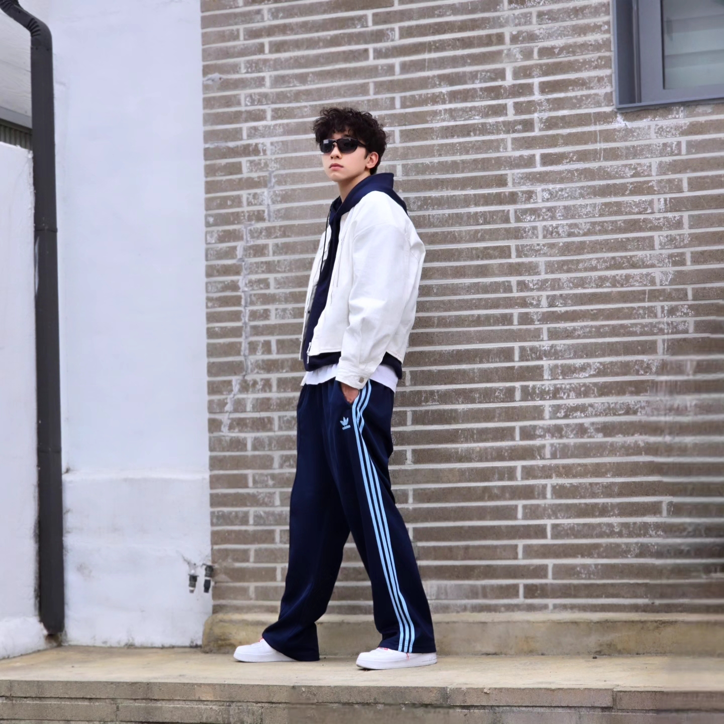 Adidas Adicolor Baggy Fit Firebird Track Pants Night Indigo - KR Sizing, Adidas Adicolor Baggy Fit Firebird Track Pants Night Indigo - US Sizing 착용 스타일 - 3