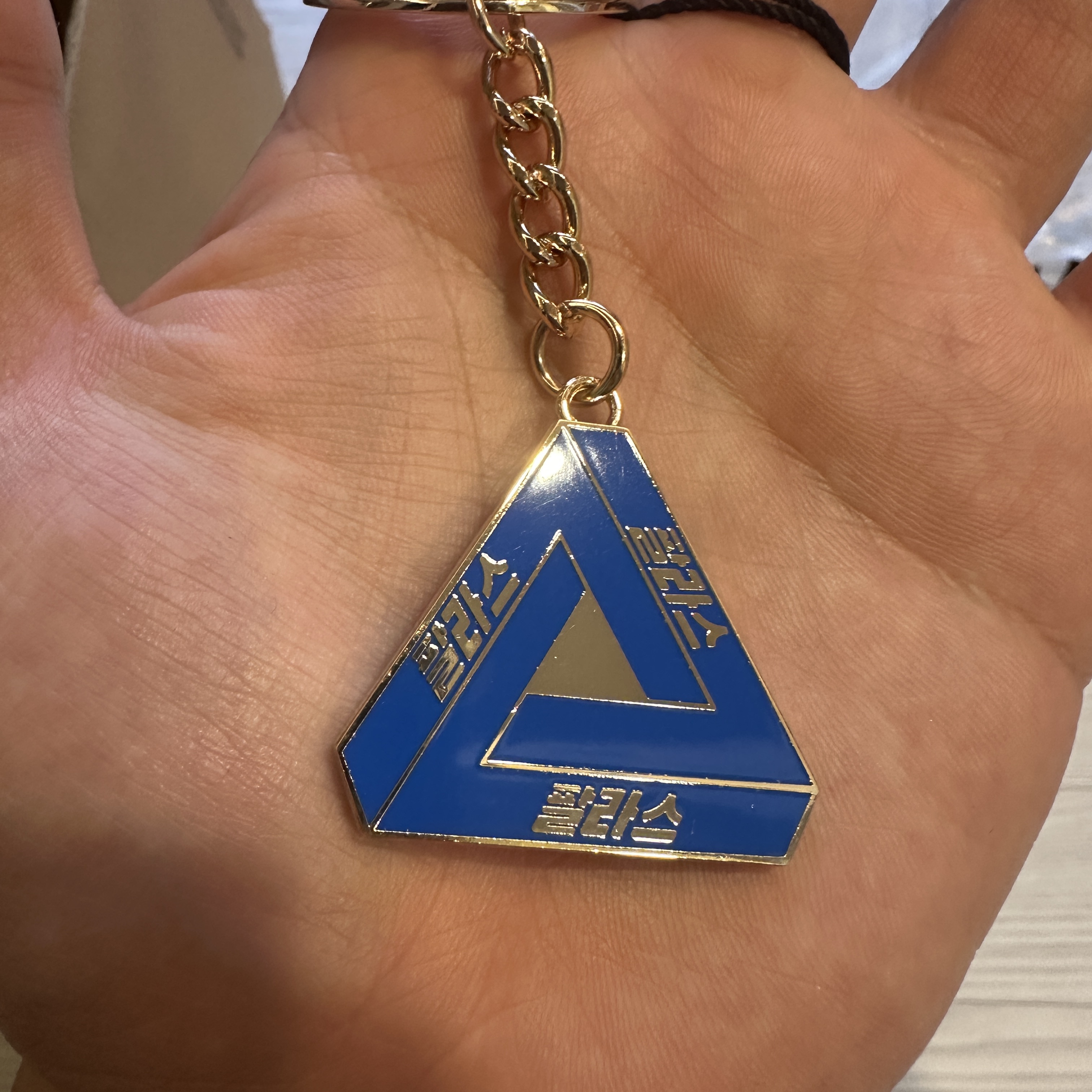 Palace Seoul 2 Seoul Keyring Blue Shadow - 25SS 착용 스타일 - 2