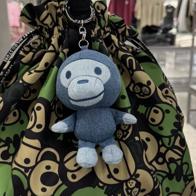 BAPE Baby Milo Plush Denim Doll Keychain Light Indigo 착용 스타일