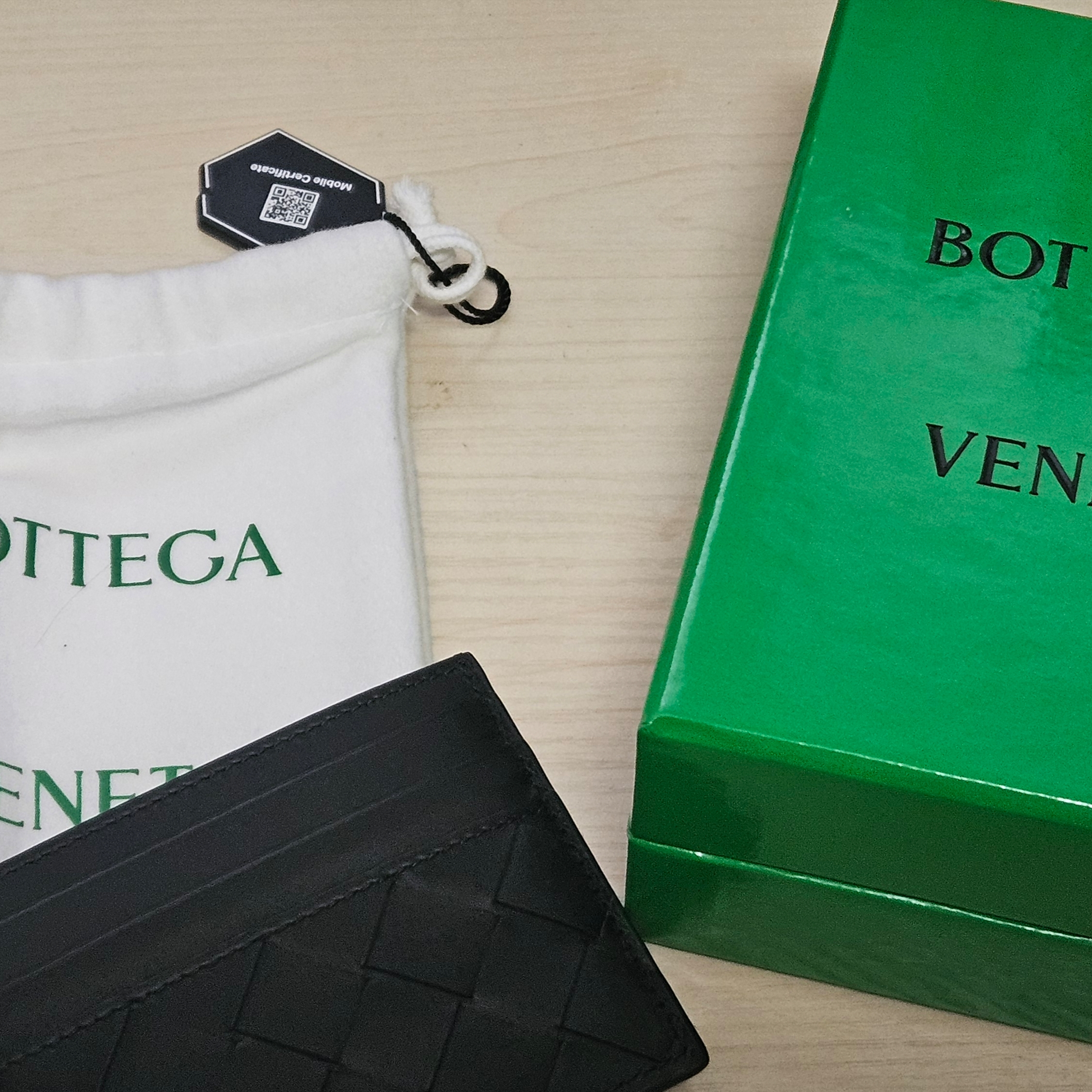 Bottega Veneta Intrecciato Credit Card Case Black 착용 스타일