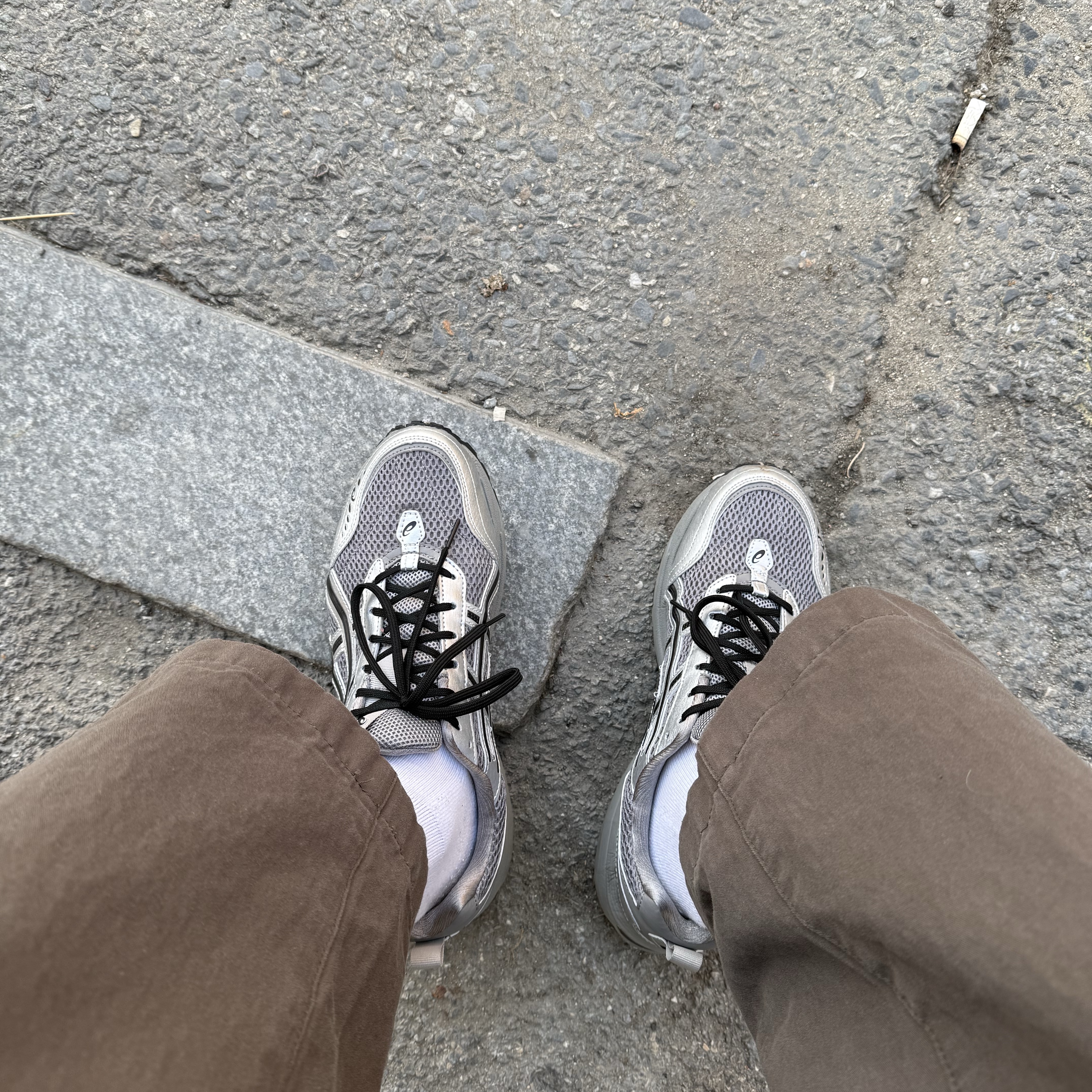 Asics x Freja Wewer Gel-1090 V2 Clay Grey Pure Silver 착용 스타일