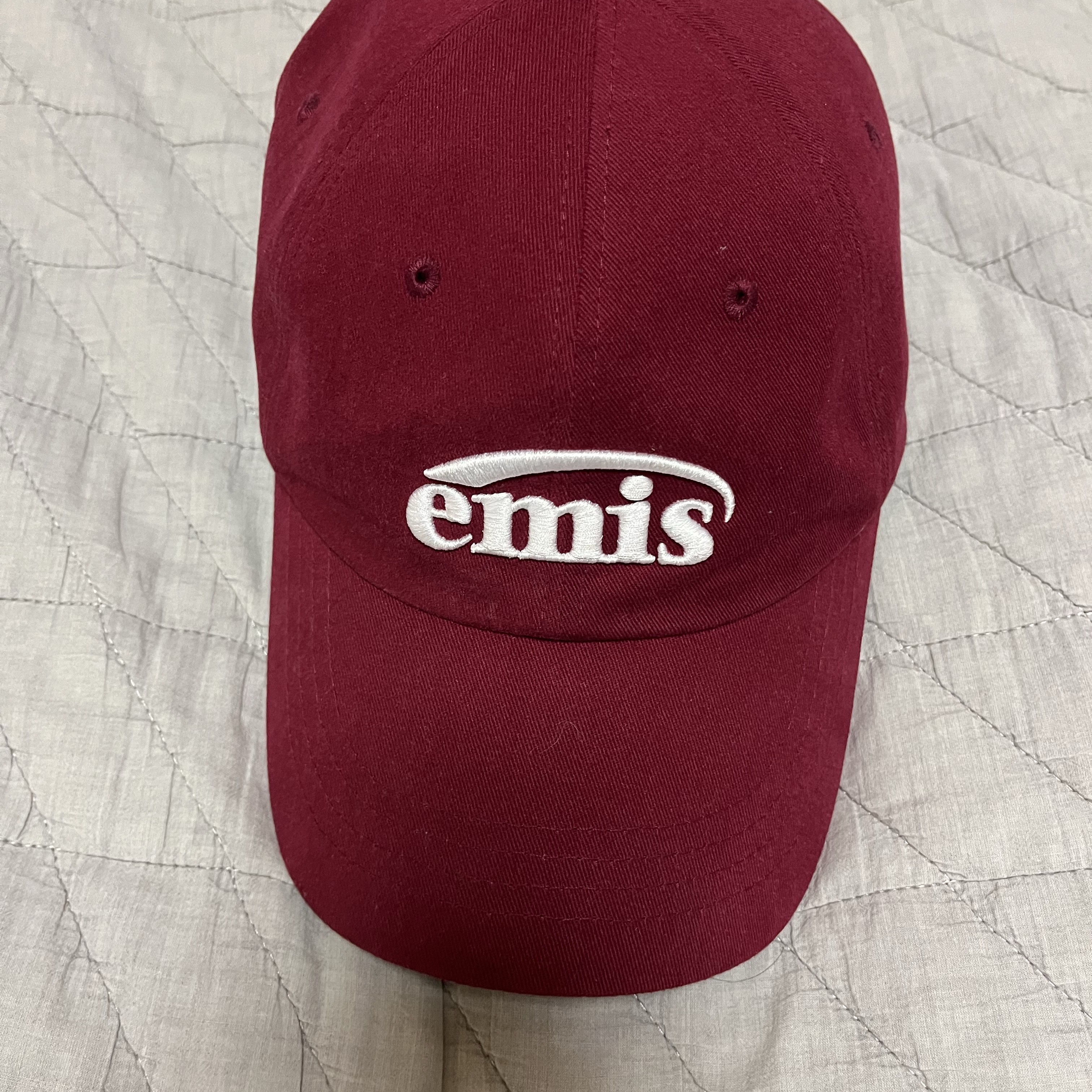 Emis New Logo Emis Cap Burgundy 착용 스타일