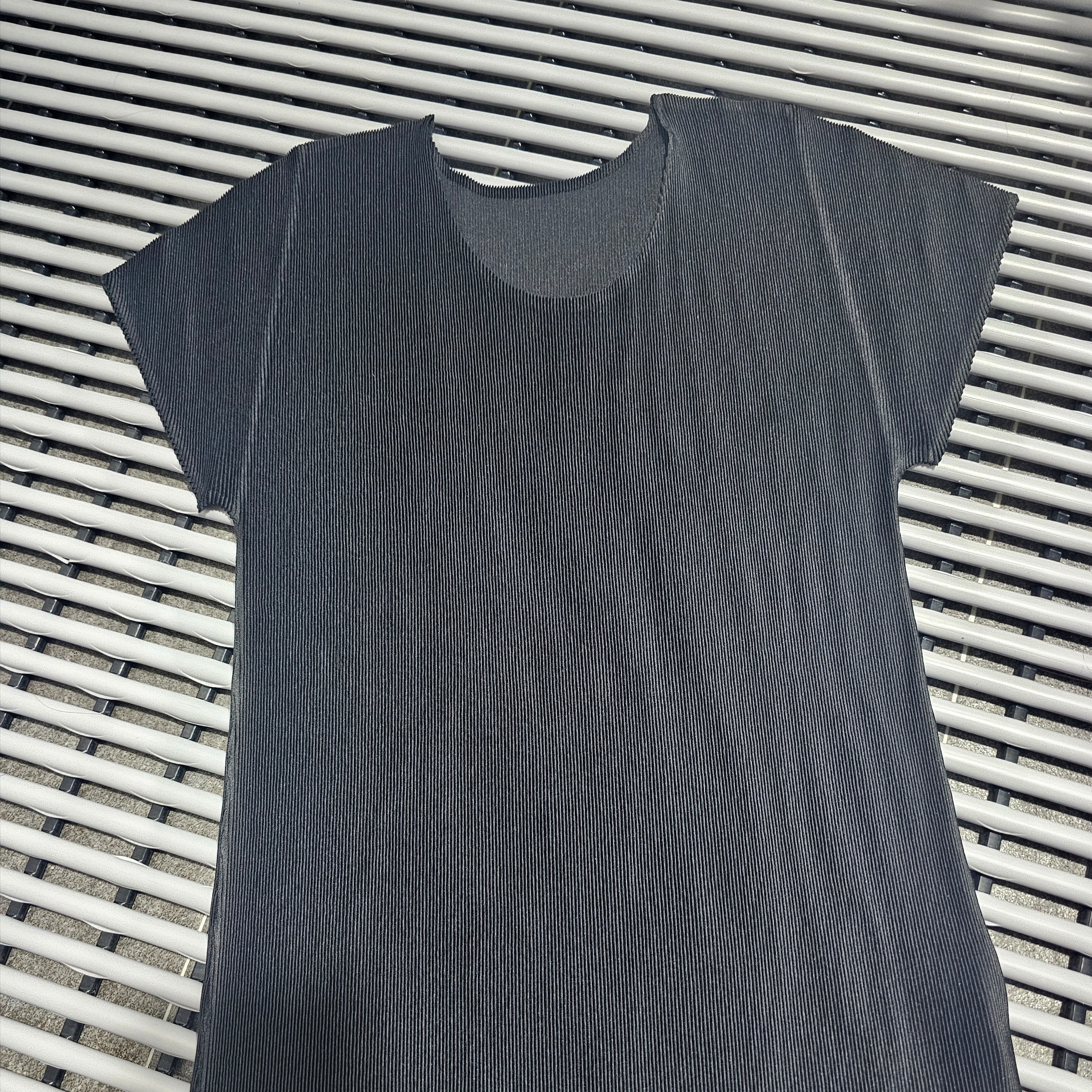(W) Pleats Please Issey Miyake Mist Basics Top Black 착용 스타일