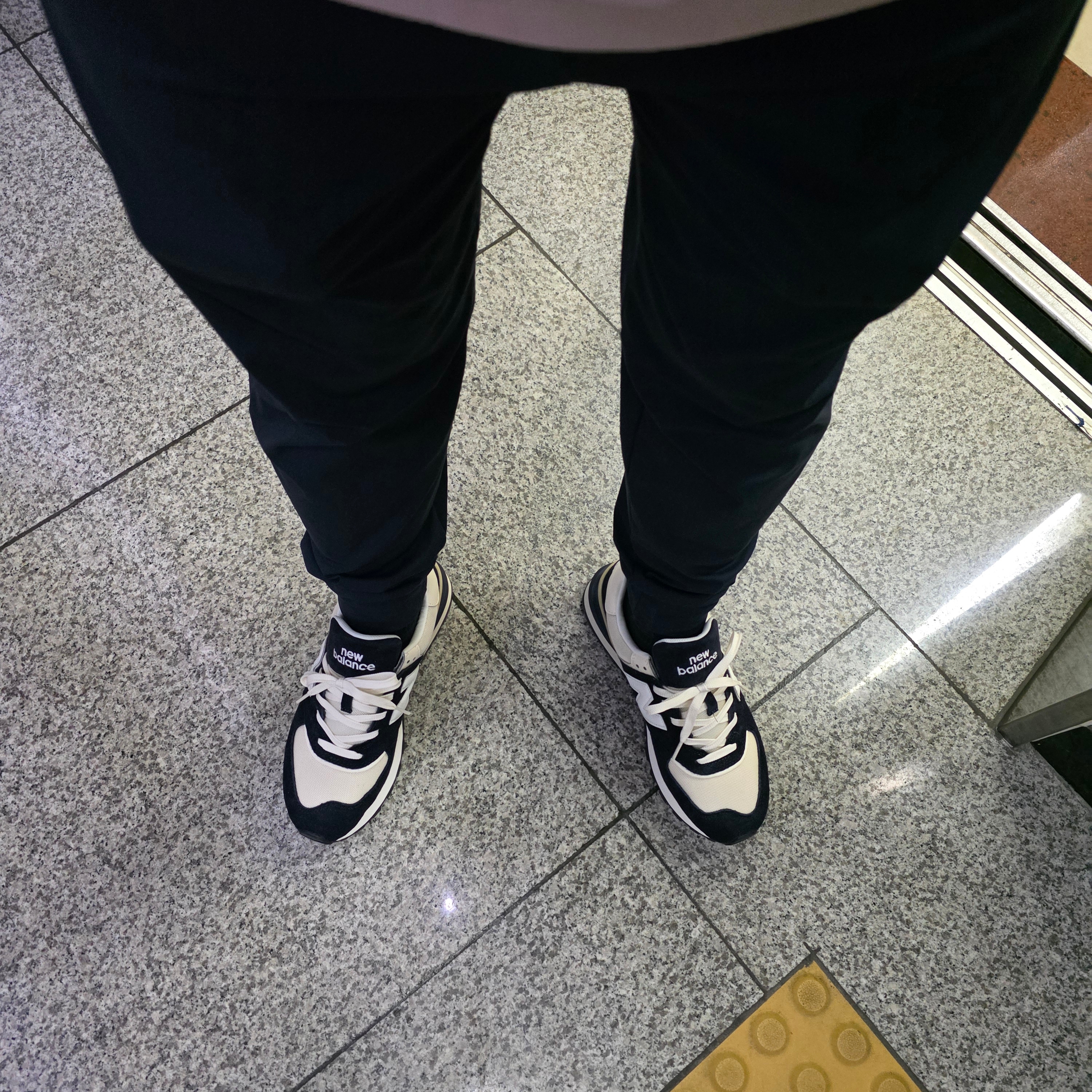 New Balance 574 Legacy Navy Blue 착용 스타일