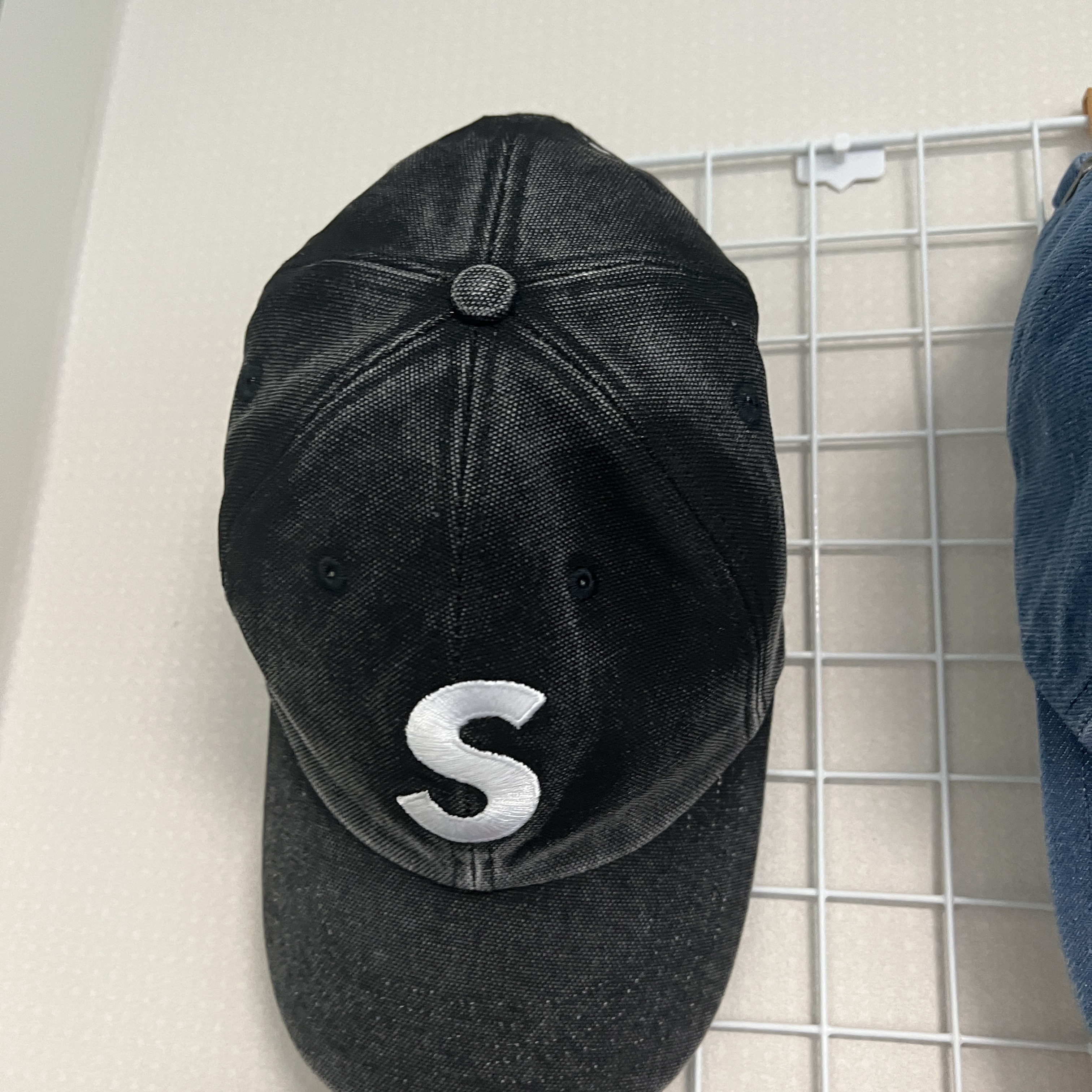 Supreme Pigment S Logo 6-Panel Black - 24FW 착용 스타일