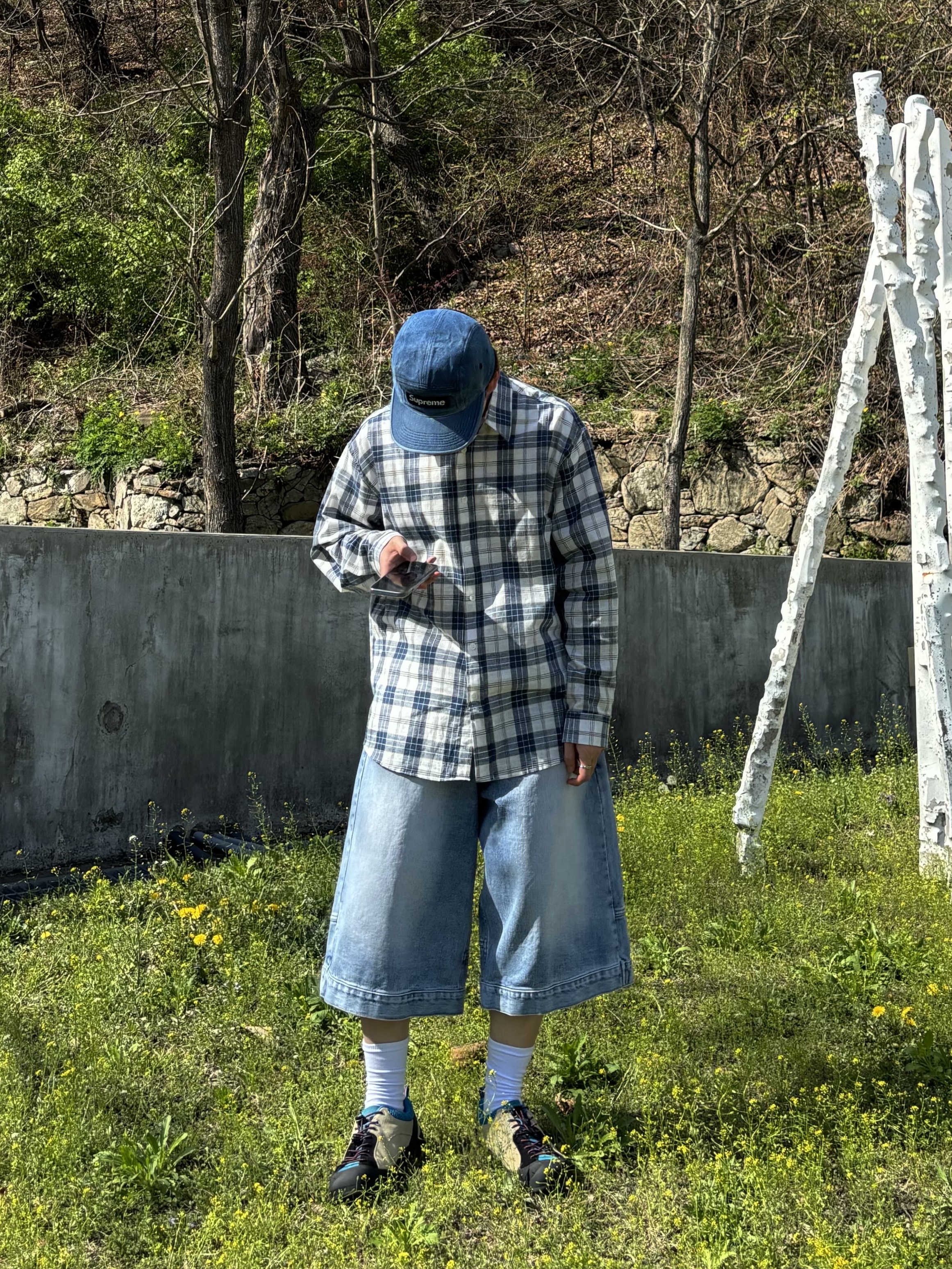 Supreme Washed Chino Twill Camp Cap Denim - 24FW, Keen Jasper Rocks SP Sneakers Beige 착용 스타일 - 2