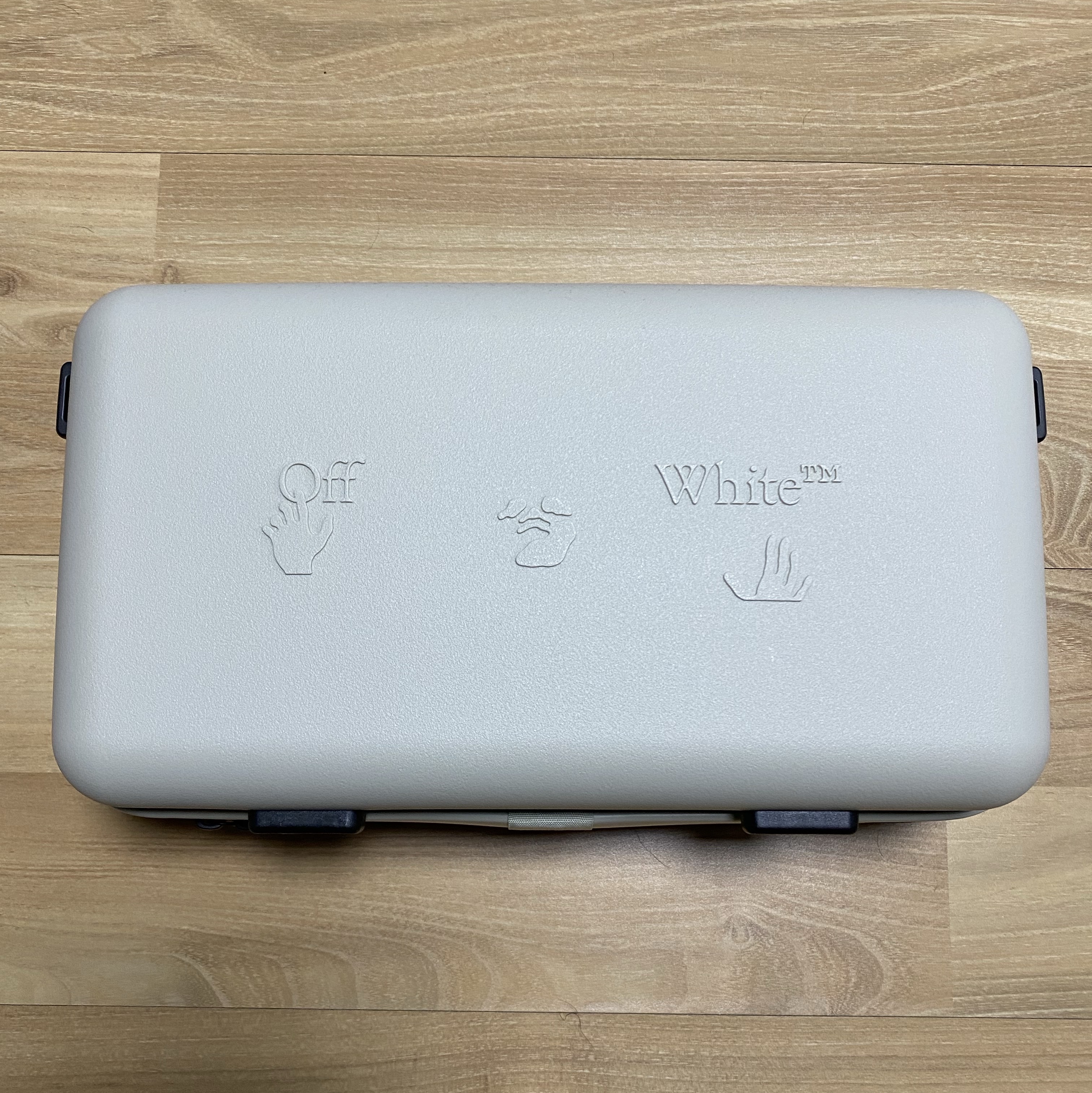 Off-White x Amore Pacific Protection Box (Without Cosmetics) 착용 스타일