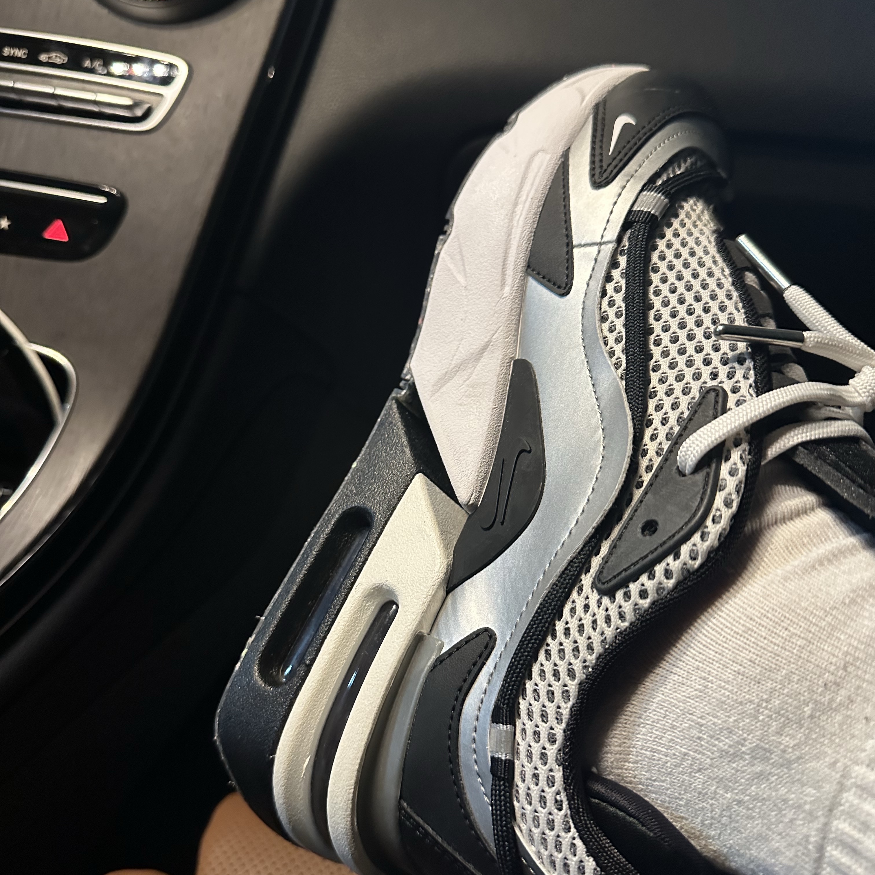 (W) Nike Air Max Furyosa Silver and Black 착용 스타일 - 2