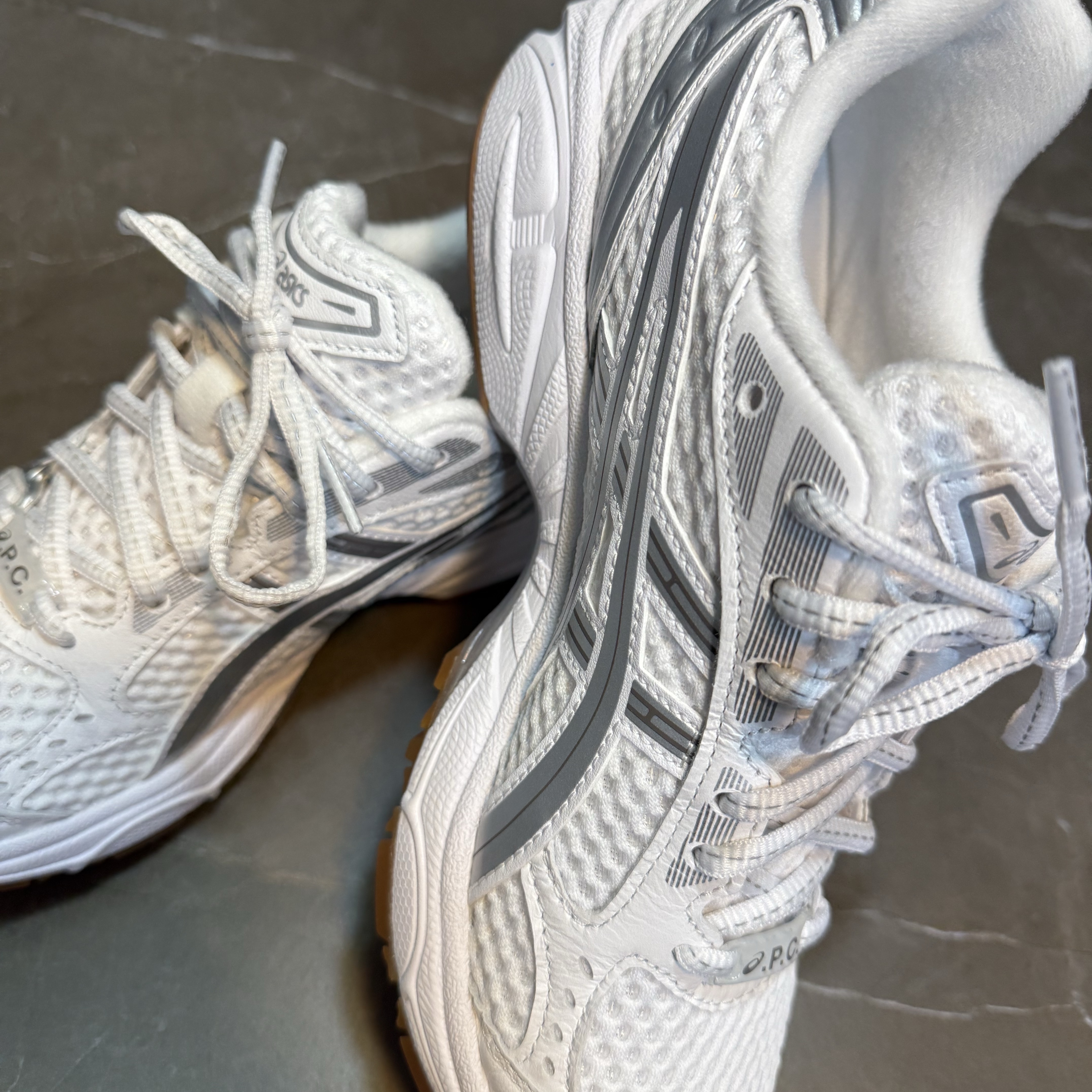 Asics x A.P.C. Gel-Kayano 14 White Pure Silver 착용 스타일 - 1