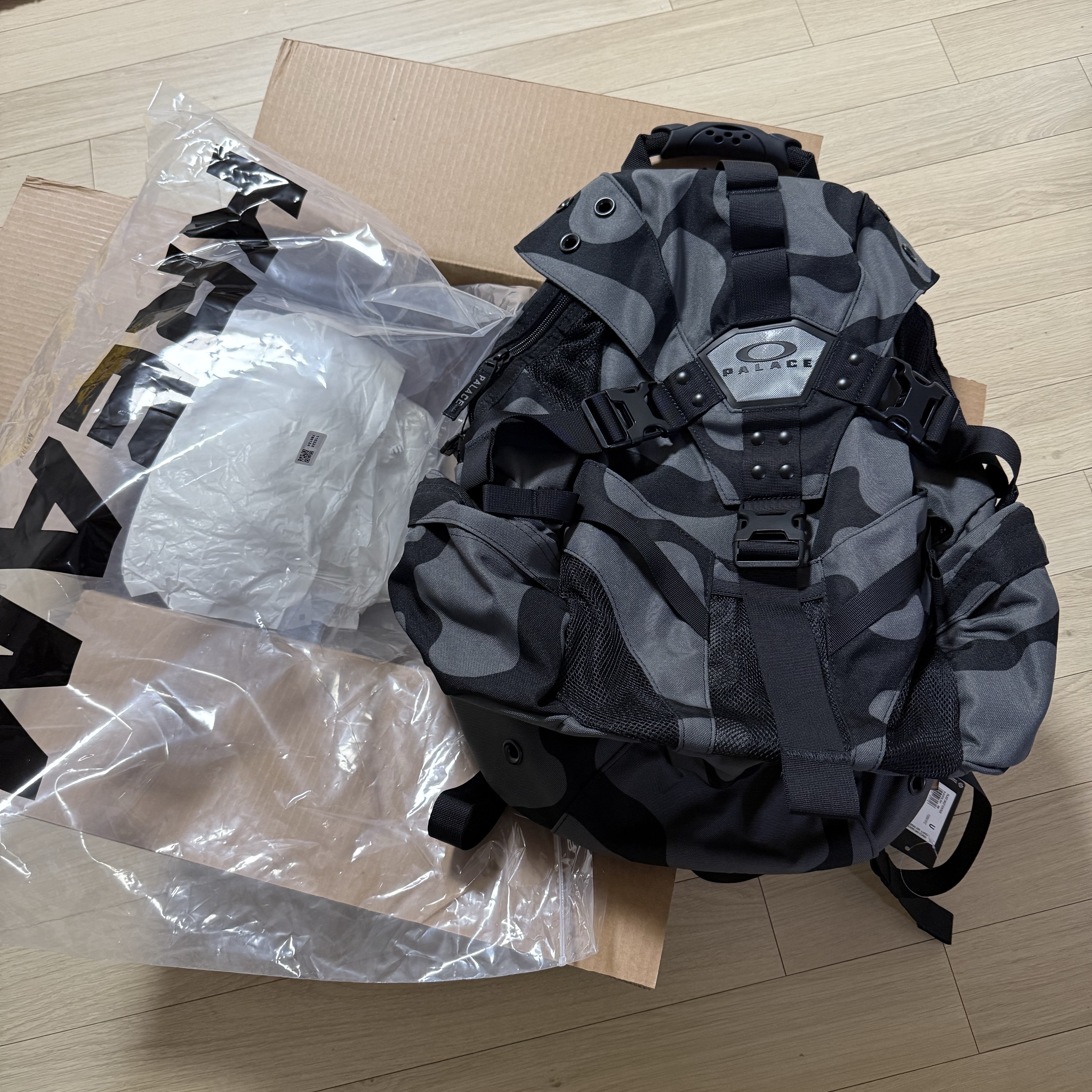 Oakley x Palace Icon Pack Night Clouds - 24FW 착용 스타일