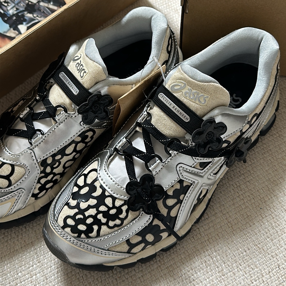 Asics x Cecilie Bahnsen Gel-Kayano 20 Vanilla Pure Silver 착용 스타일 - 2