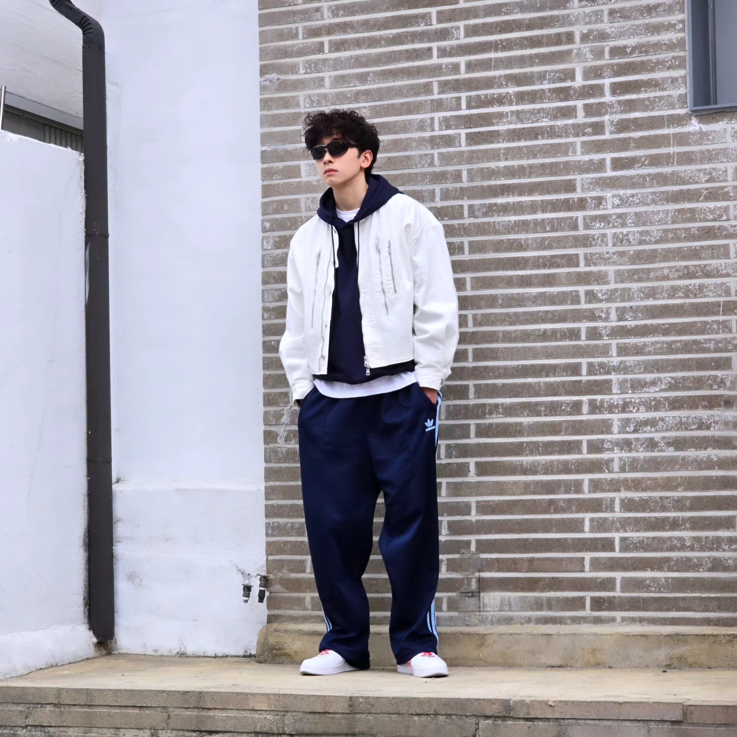 Adidas Adicolor Baggy Fit Firebird Track Pants Night Indigo - KR Sizing, Adidas Adicolor Baggy Fit Firebird Track Pants Night Indigo - US Sizing 착용 스타일 - 2