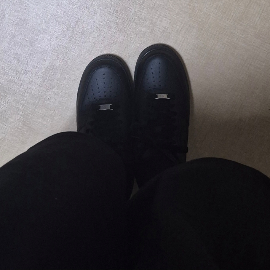 Nike Air Force 1 '07 Low Triple Black 착용 스타일