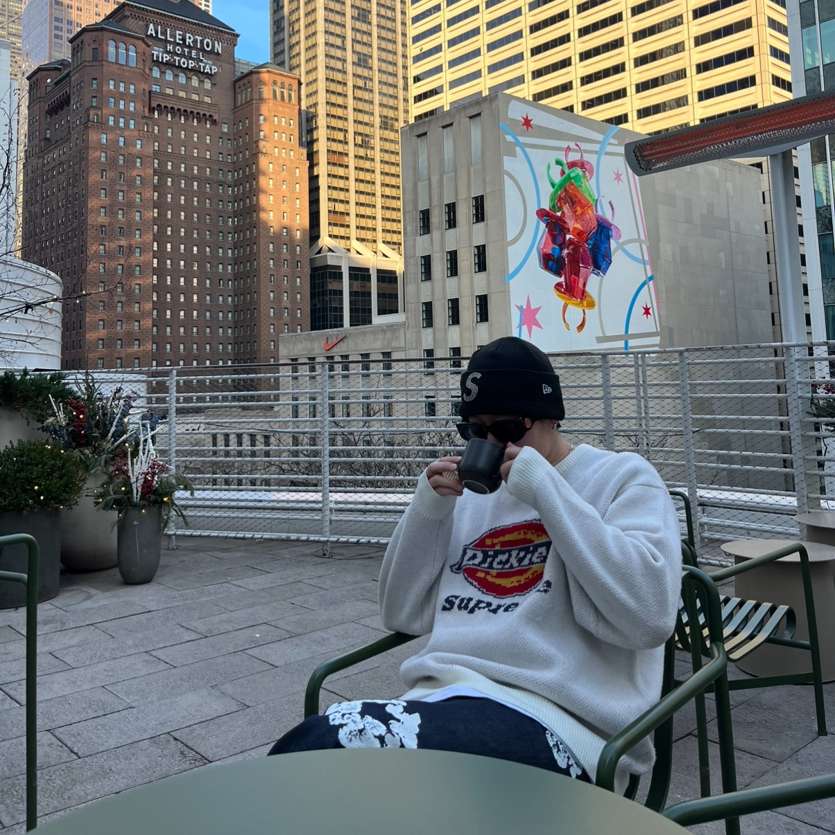 Supreme x Dickies Sweater White - 22FW, Supreme New Era Swarovski S Logo Beanie Black - 21SS 착용 스타일