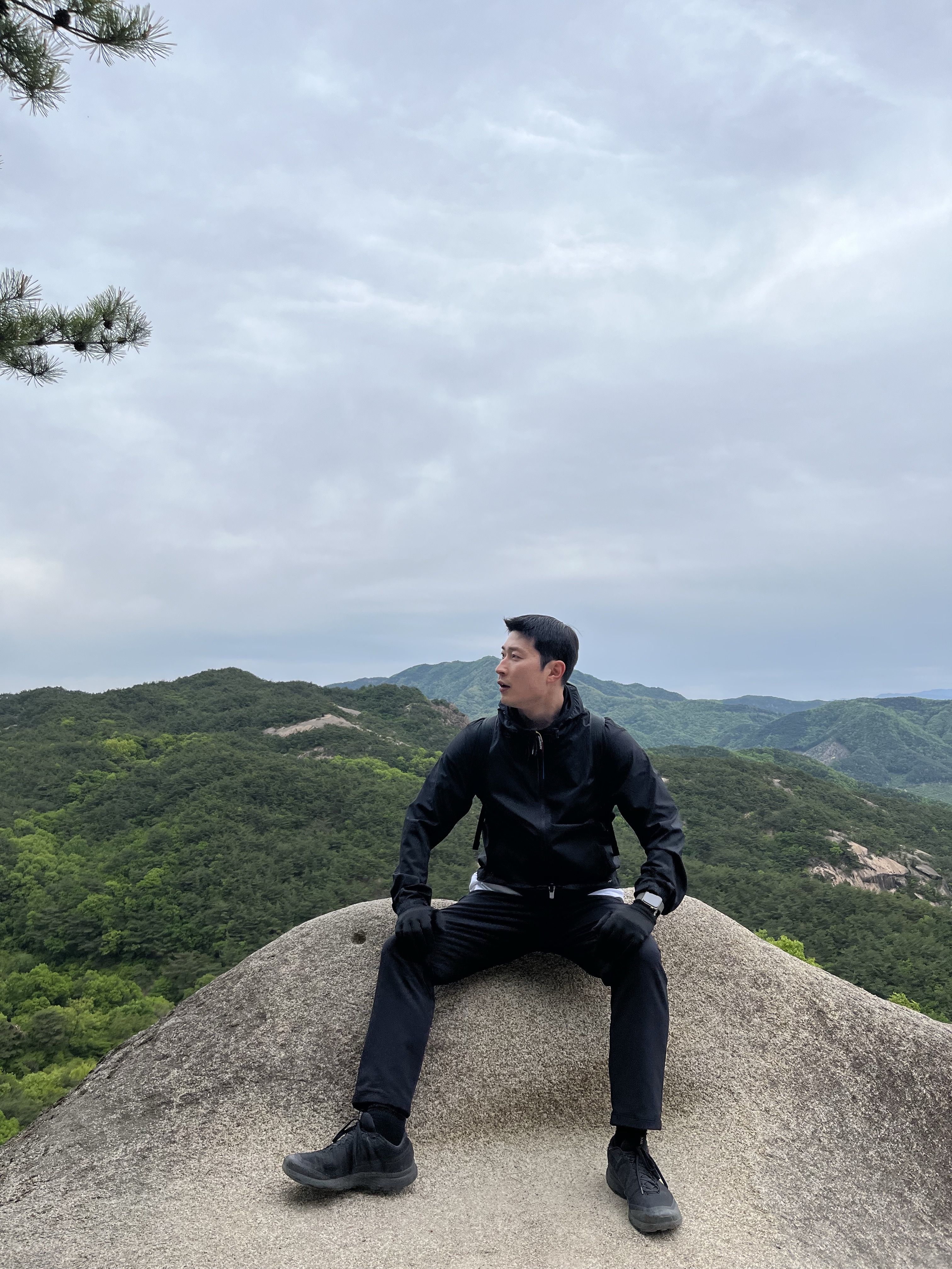 Salomon Modisay Aero Black, Arc'teryx Heliad 15 Backpack Black 착용 스타일 - 6