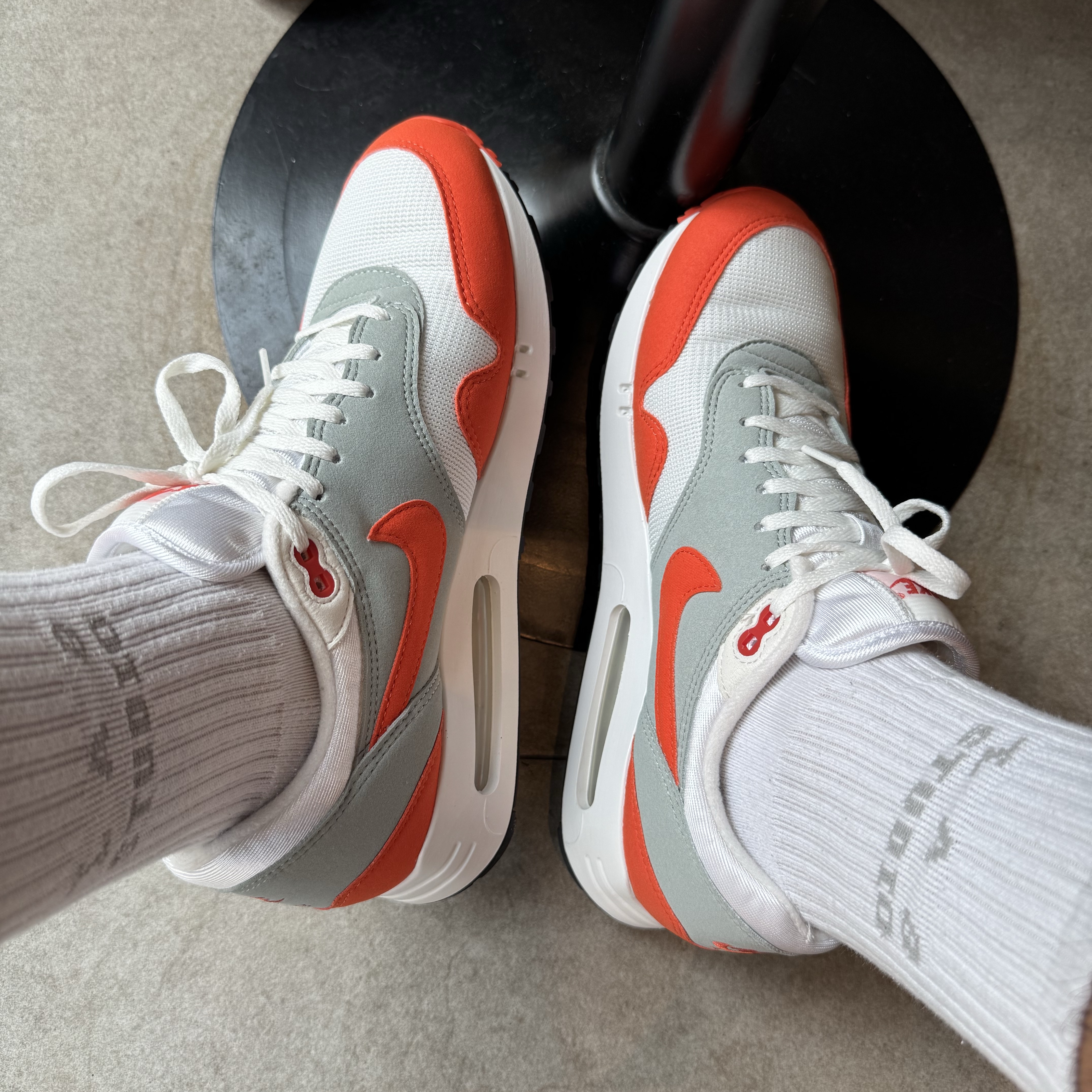 Nike Air Max 1 '86 Summit White and Cosmic Clay 착용 스타일