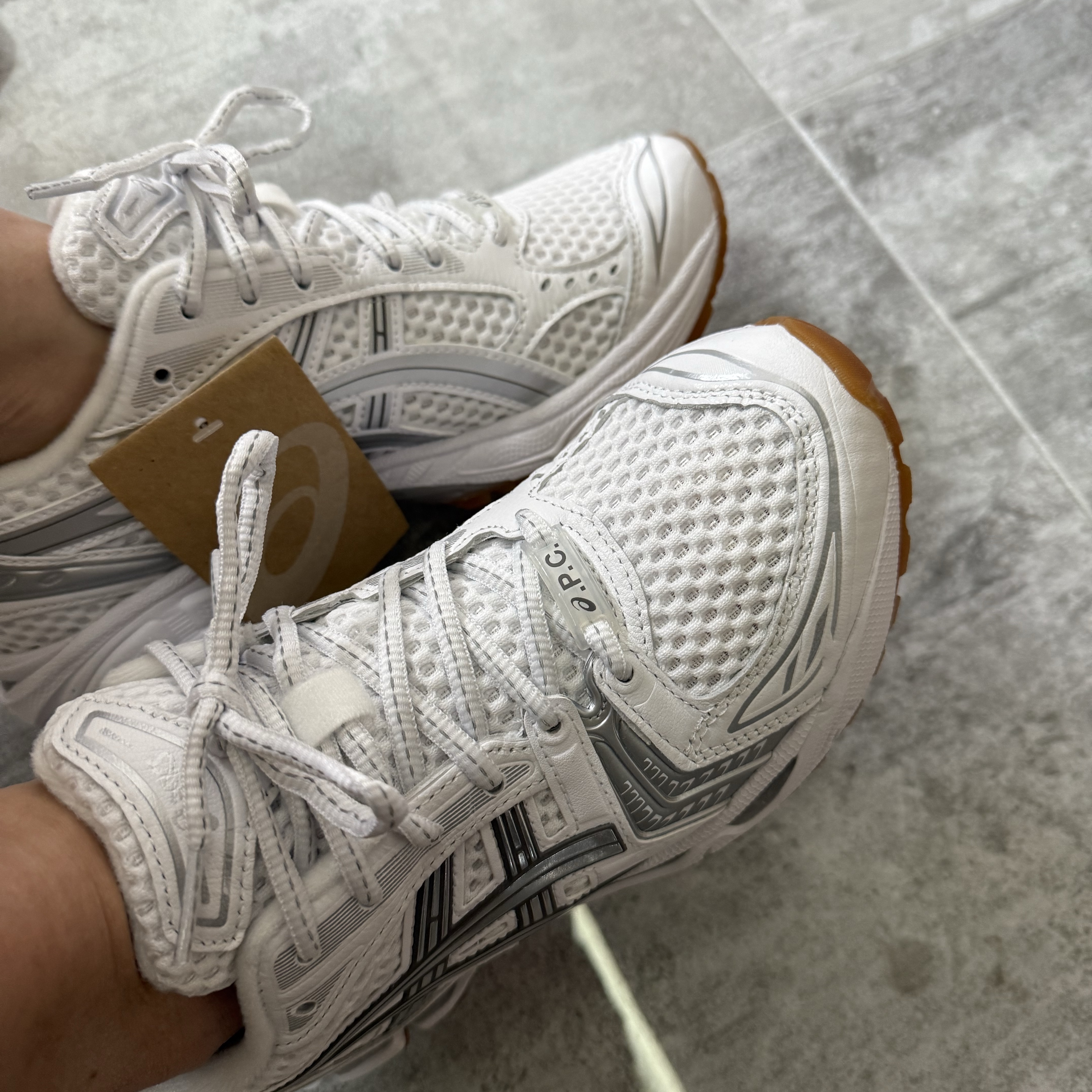 Asics x A.P.C. Gel-Kayano 14 White Pure Silver 착용 스타일 - 3