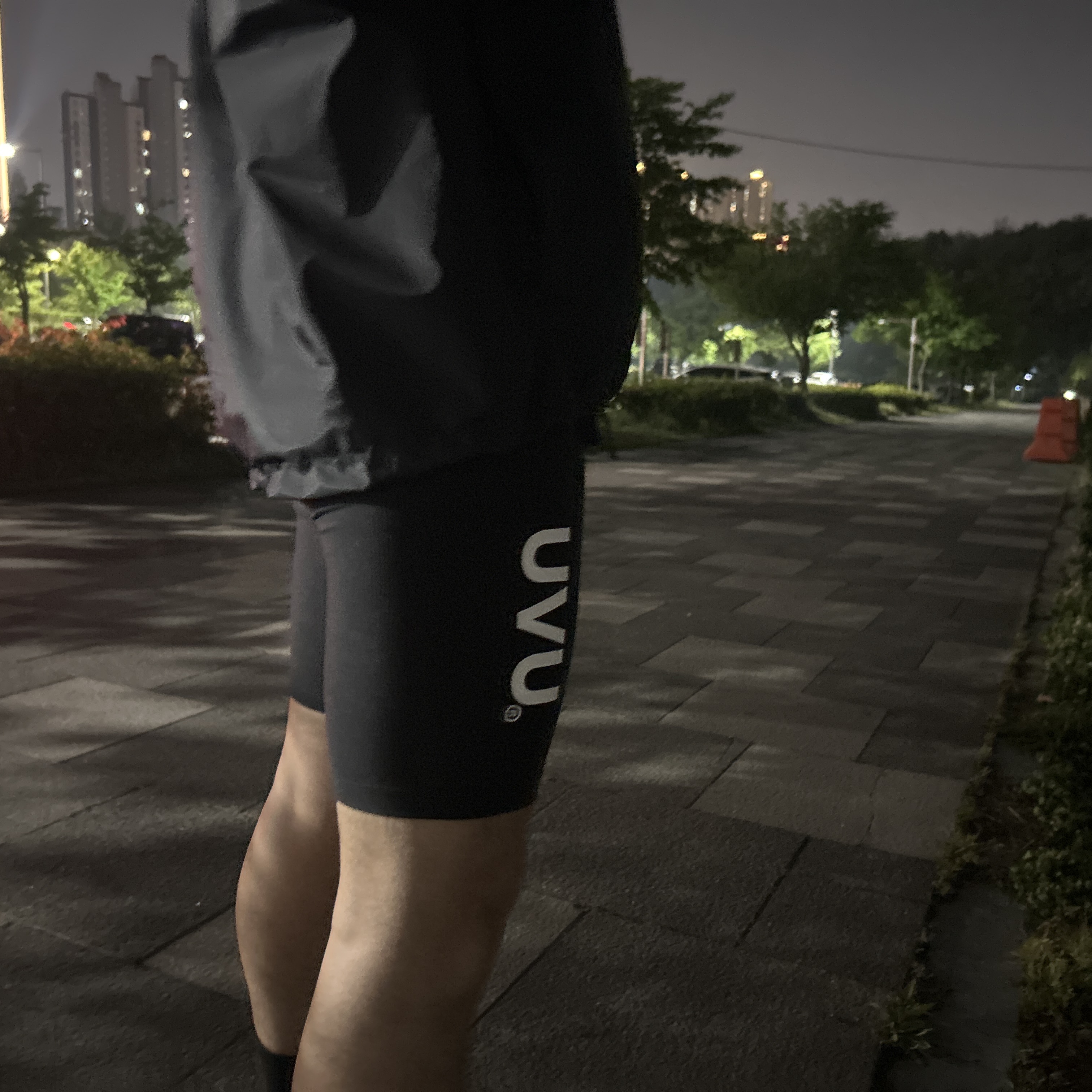 UVU Insignia T-Shirt Black 착용 스타일