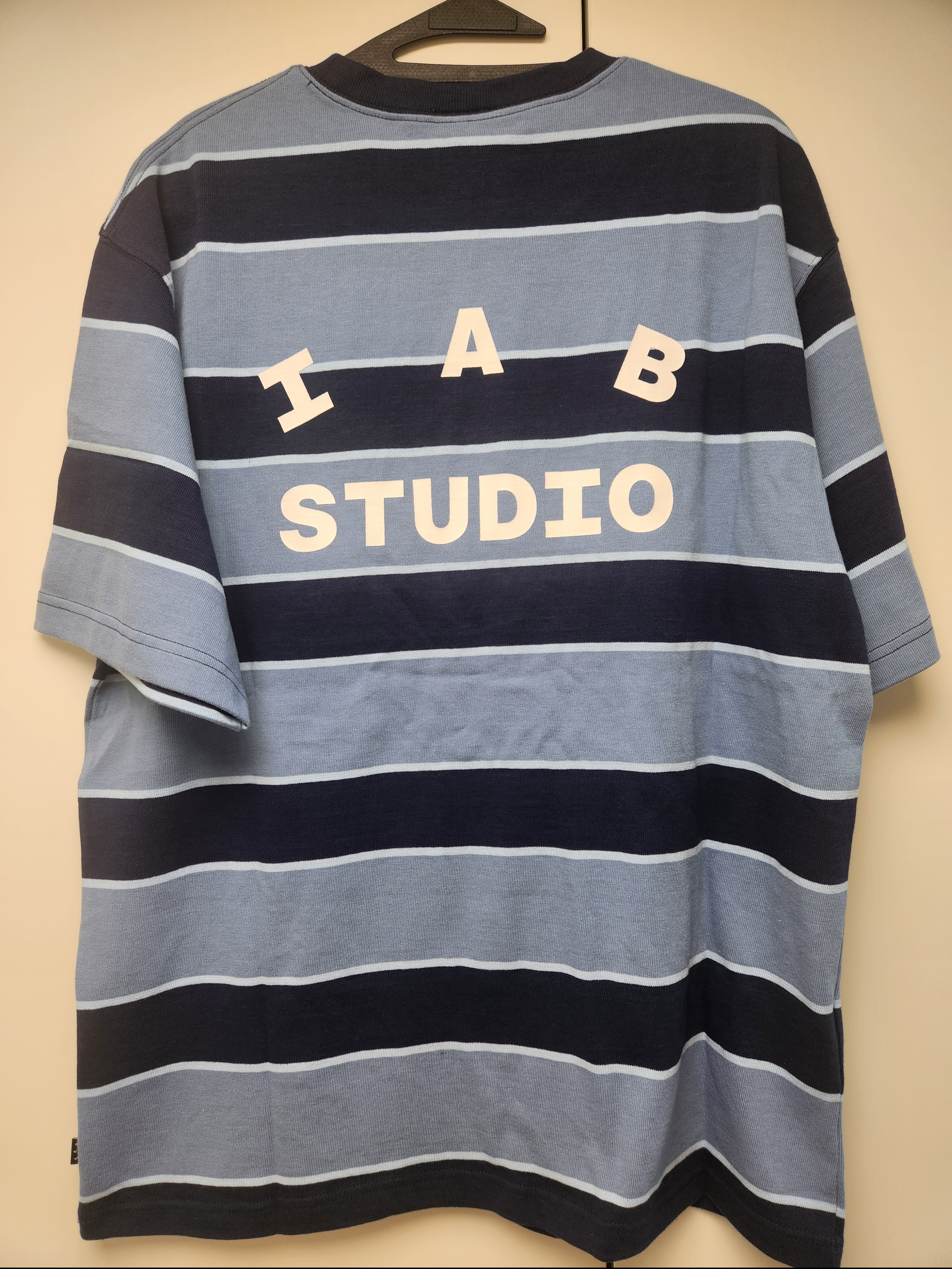 IAB Studio Striped T-Shirt Blue White 착용 스타일 - 2