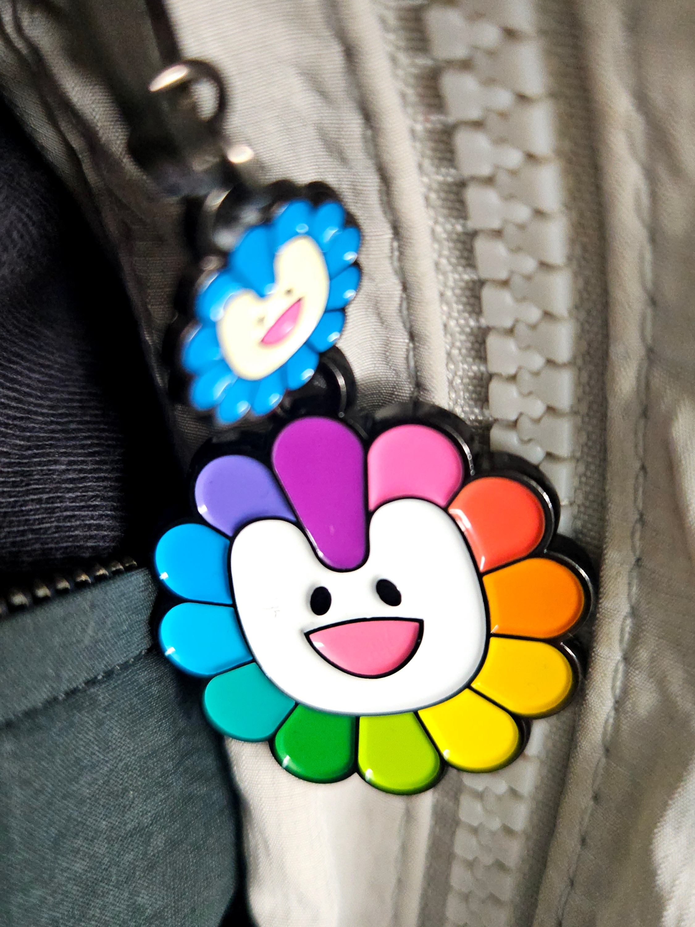 NewJeans x Murakami Metal Keyring Flower, Bearbrick Series 48 Sealed Case 100% (24 Blind Boxes) 착용 스타일 - 5