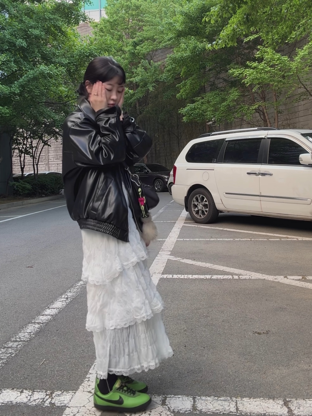 Nike x Bode Astrograbber SP Chlorophyll Black, Prada Re-Edition 2005 Re-Nylon Shoulder Bag Black 착용 스타일