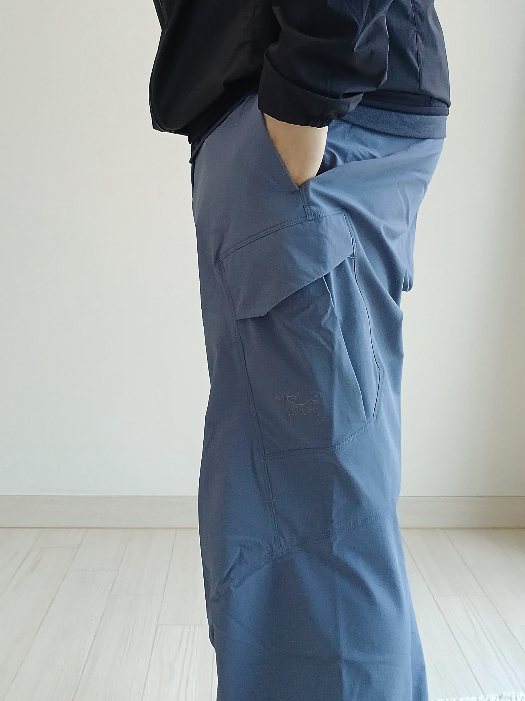 Arc'teryx Rampart Pants Stratus, Arc'teryx Cormac Logo SS T-Shirt Black Sapphire Heather 착용 스타일 - 3