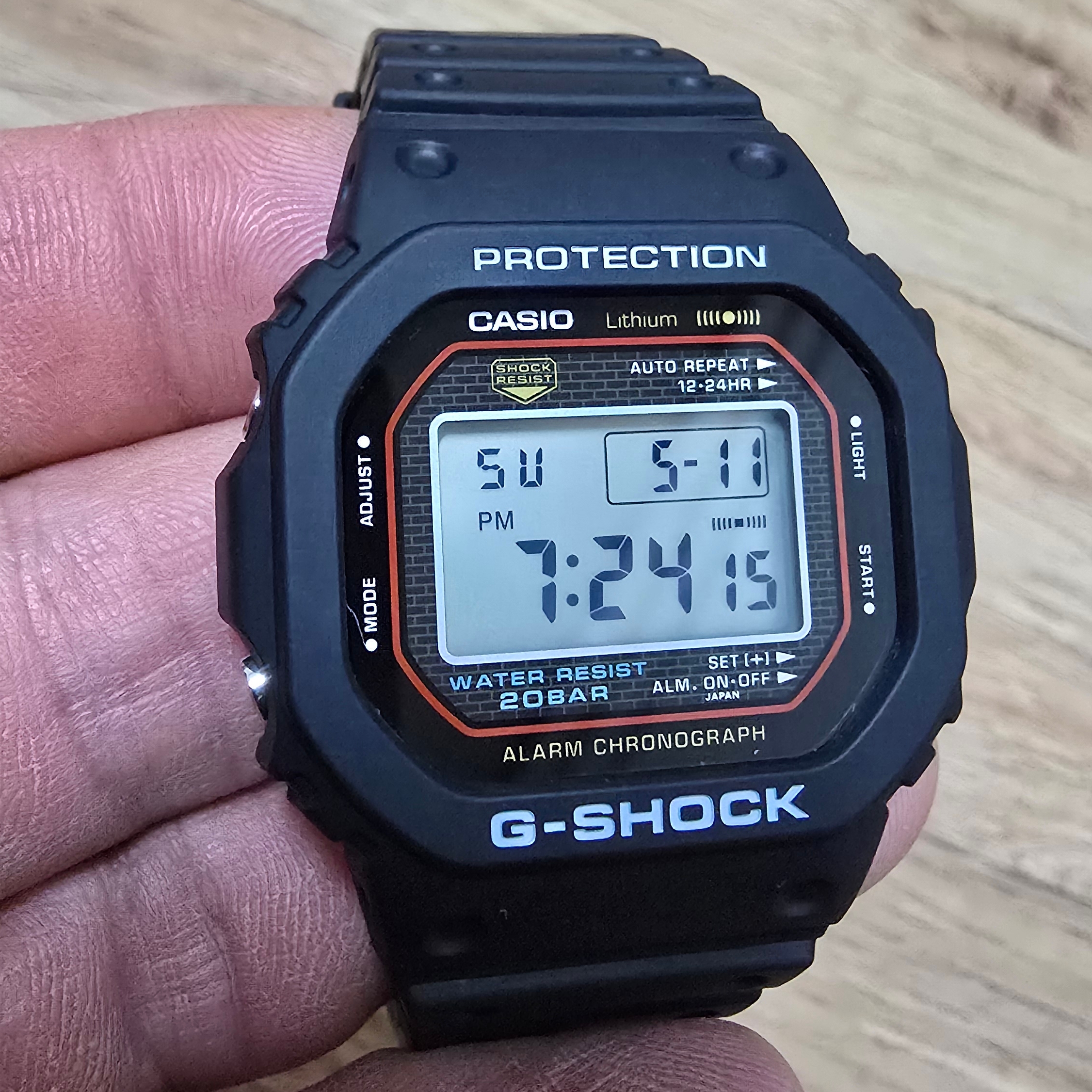 Casio G-Shock DW-5000R-1A 착용 스타일