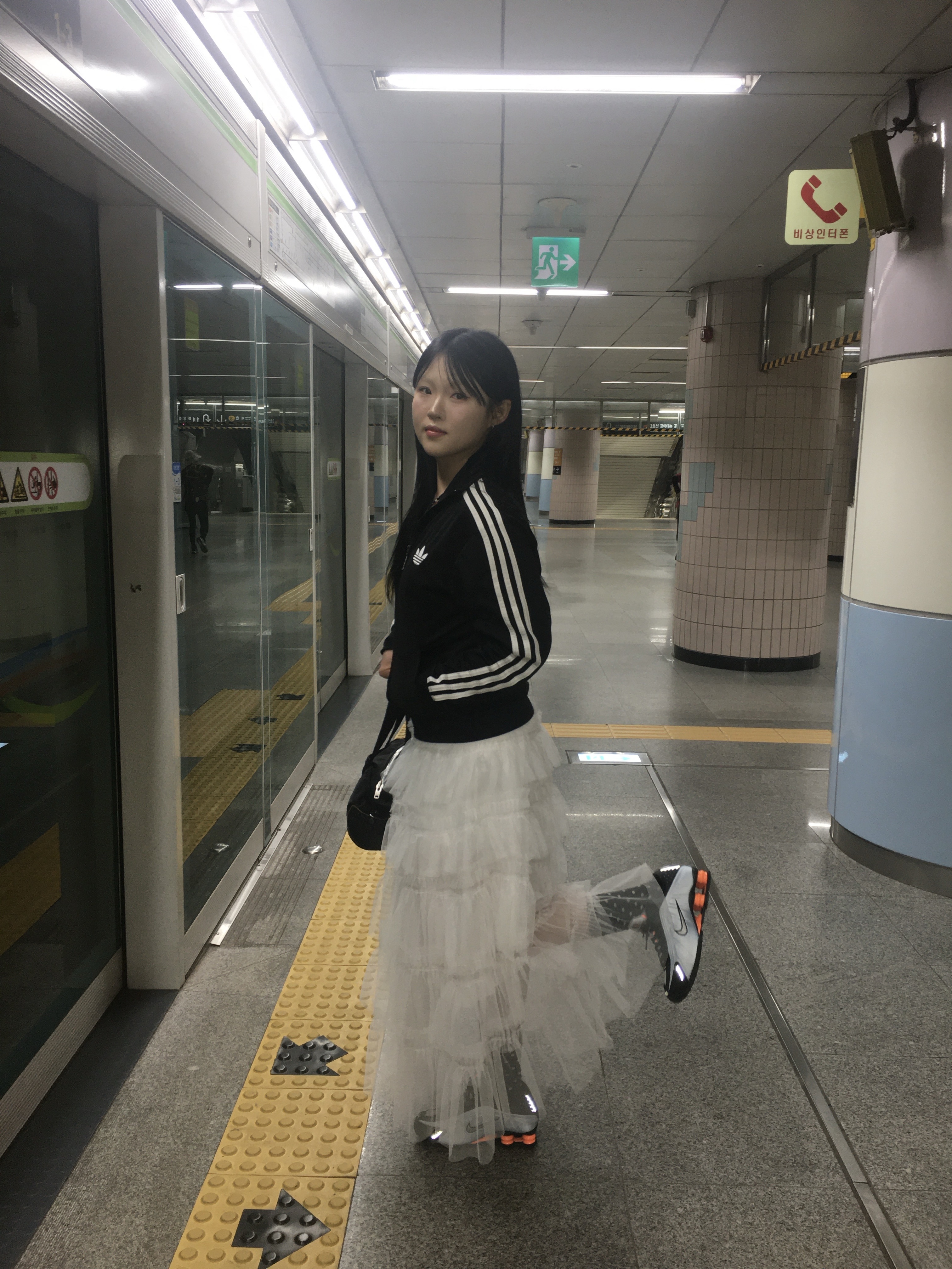 (W) Nike Shox R4 Blue Tint Total Orange 착용 스타일 - 4