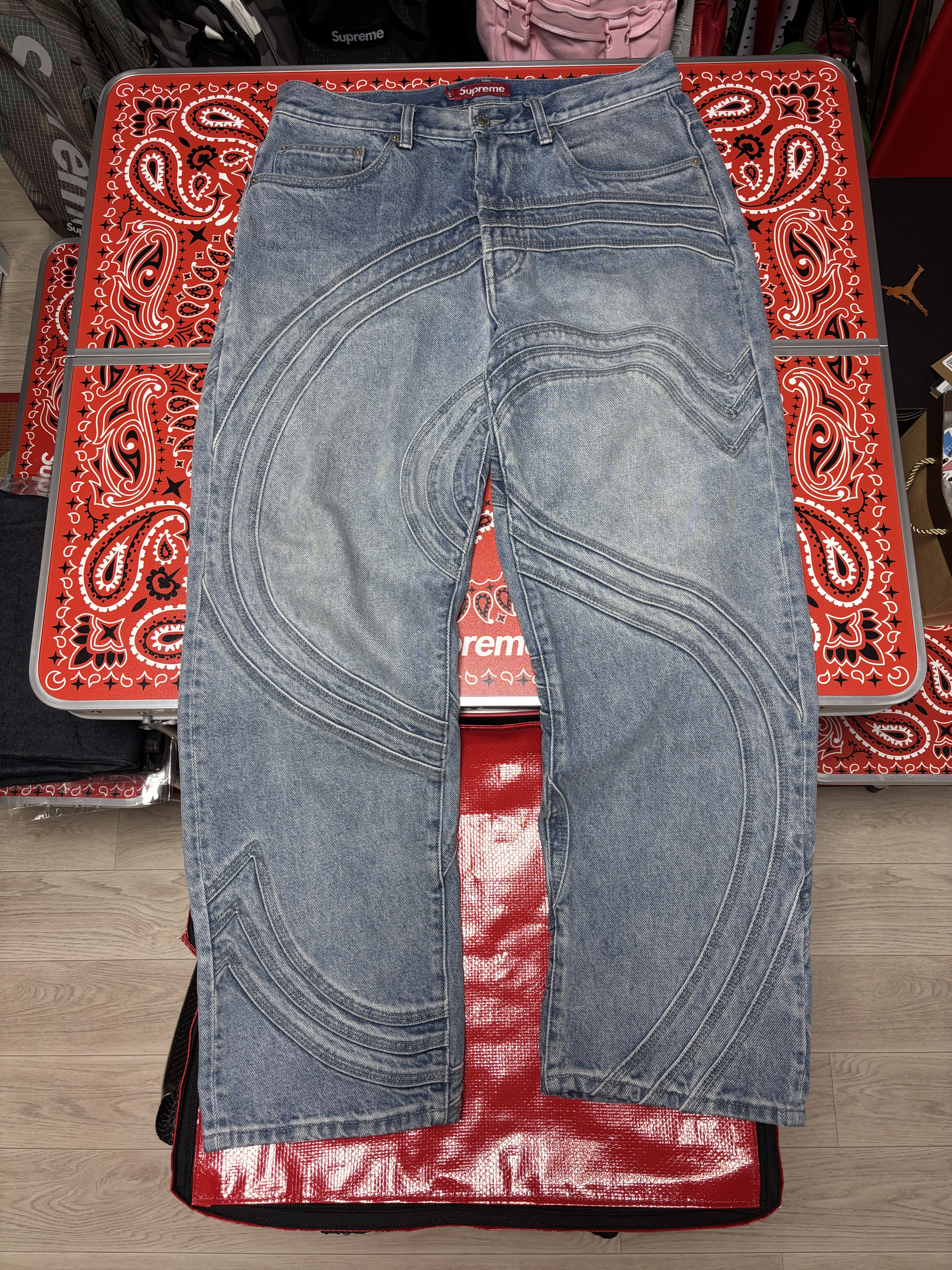 Supreme S Logo Loose Fit Jean Washed Blue - 24SS, Supreme Rigid Baggy Selvedge Jean Rigid Indigo - 25SS 착용 스타일 - 1