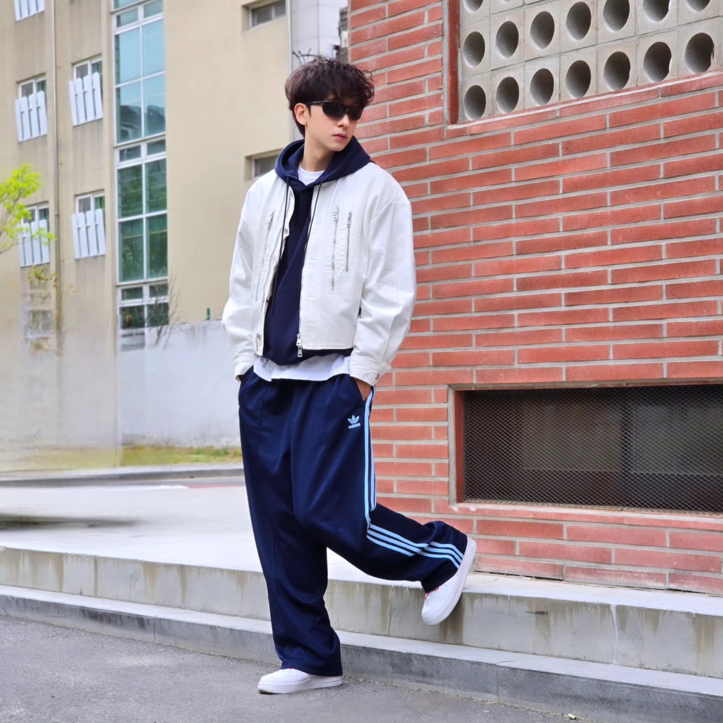 Adidas Adicolor Baggy Fit Firebird Track Pants Night Indigo - KR Sizing, Adidas Adicolor Baggy Fit Firebird Track Pants Night Indigo - US Sizing 착용 스타일 - 3