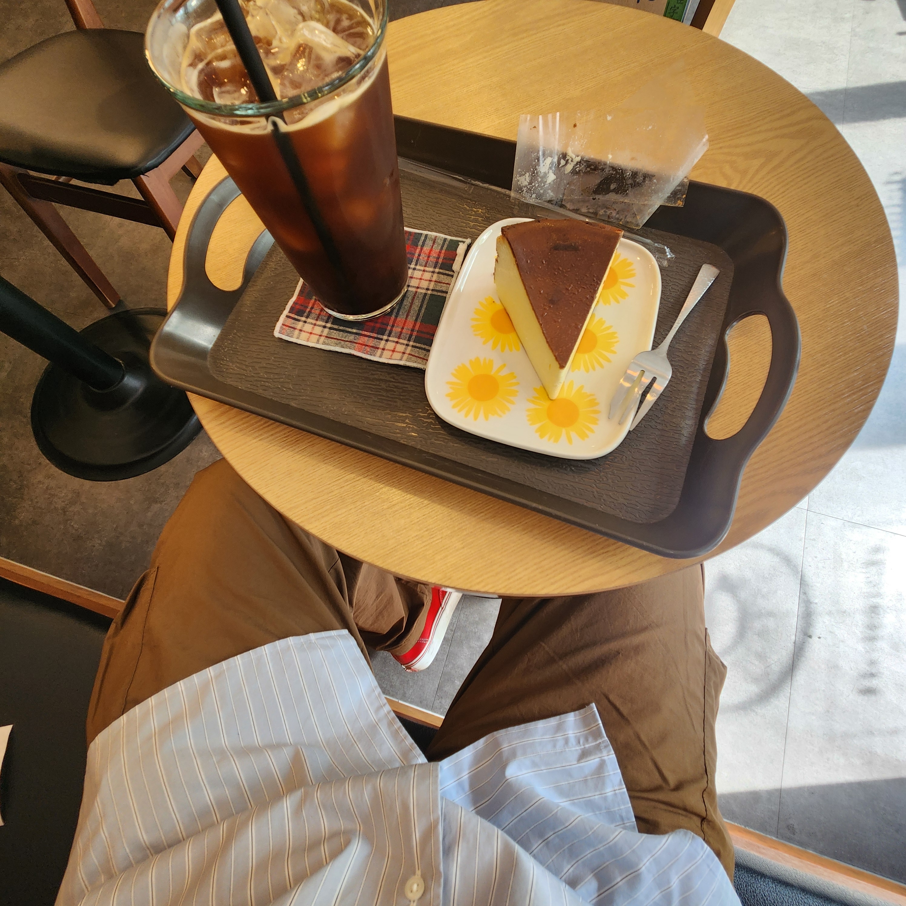 Uniqlo C Wide Fit Cargo Pants Brown - KR, Vans Authentic Red 착용 스타일