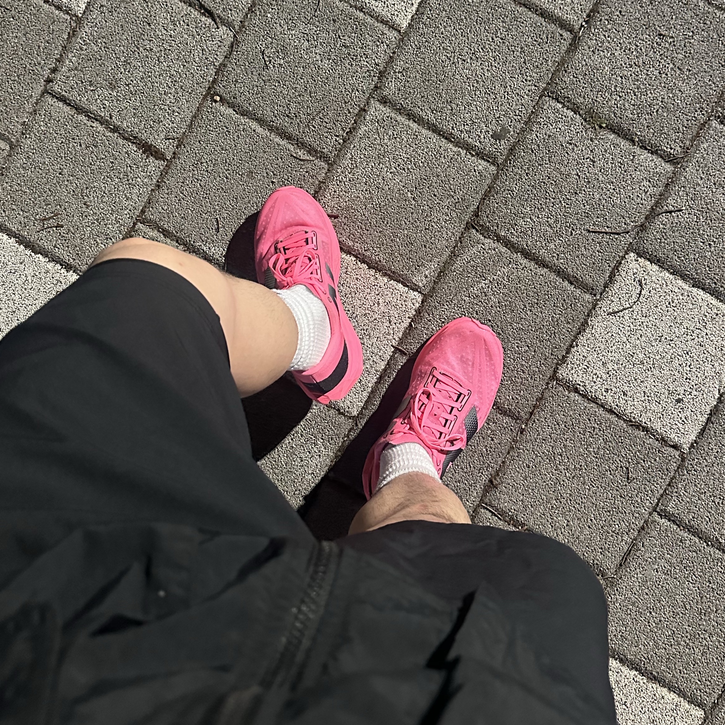 New Balance Fuelcell Rebel v4 Ultra Pink Black - 2E Wide 착용 스타일