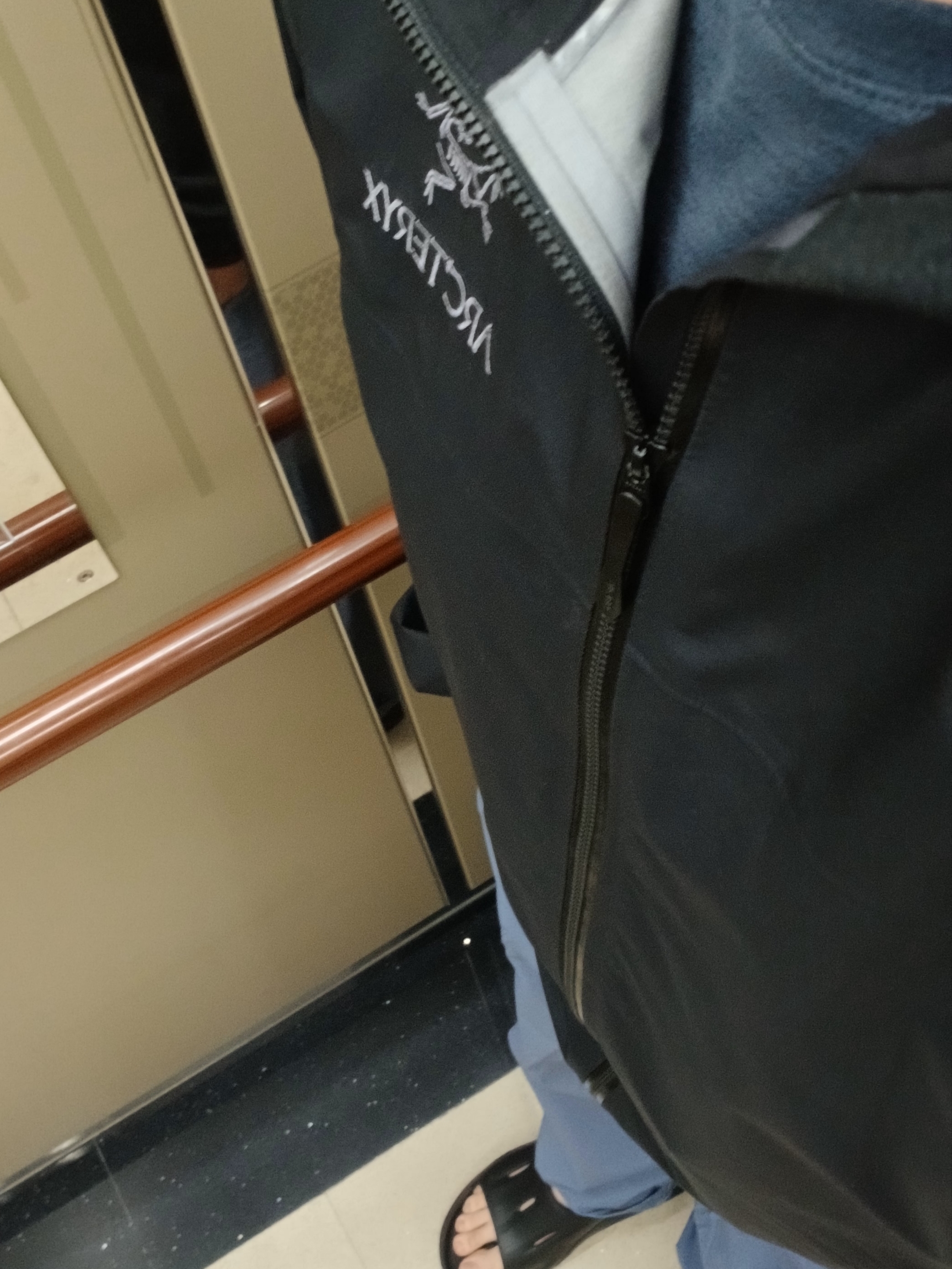 Arc'teryx Rampart Pants Stratus, Arc'teryx Cormac Logo SS T-Shirt Black Sapphire Heather 착용 스타일 - 4