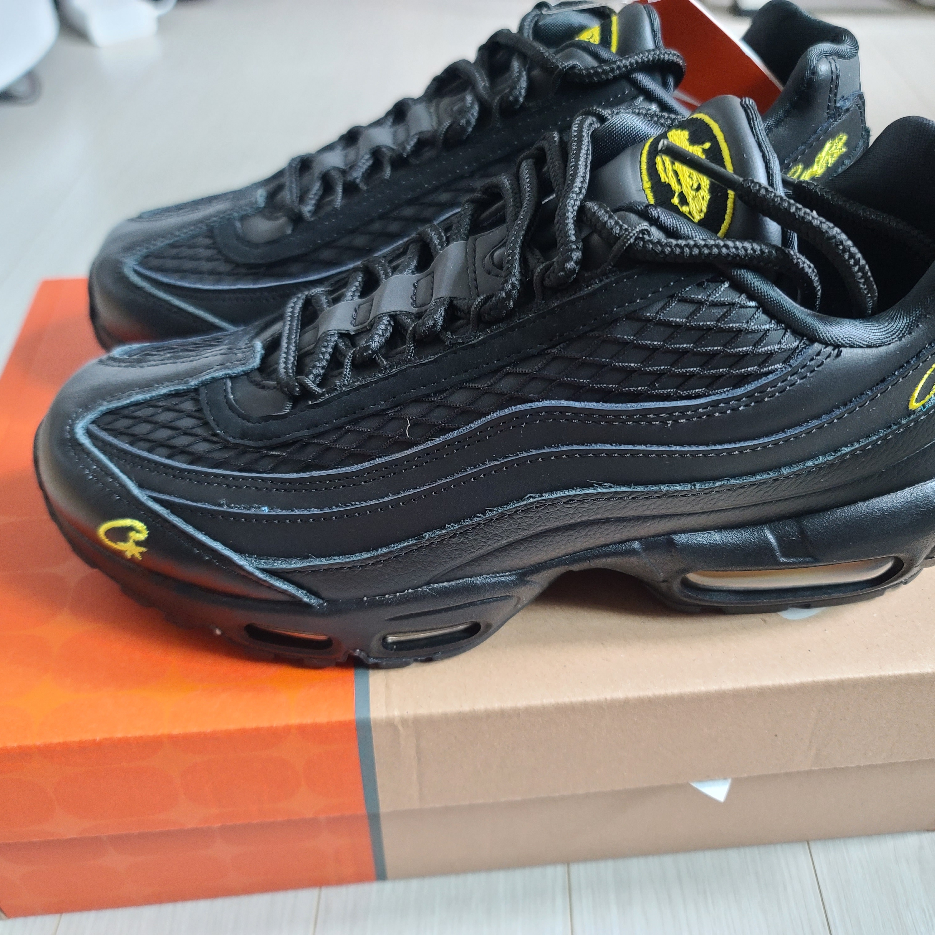 Nike x Corteiz Air Max 95 Black and Tour Yellow 착용 스타일 - 1