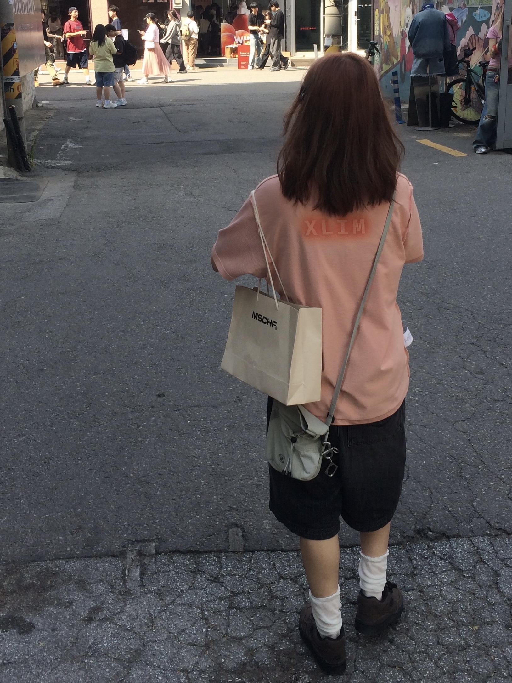 New Balance x Thisisneverthat 550 Brown Black, Sansan Gear Cross Bag Warm Grey - 24SS 착용 스타일 - 1