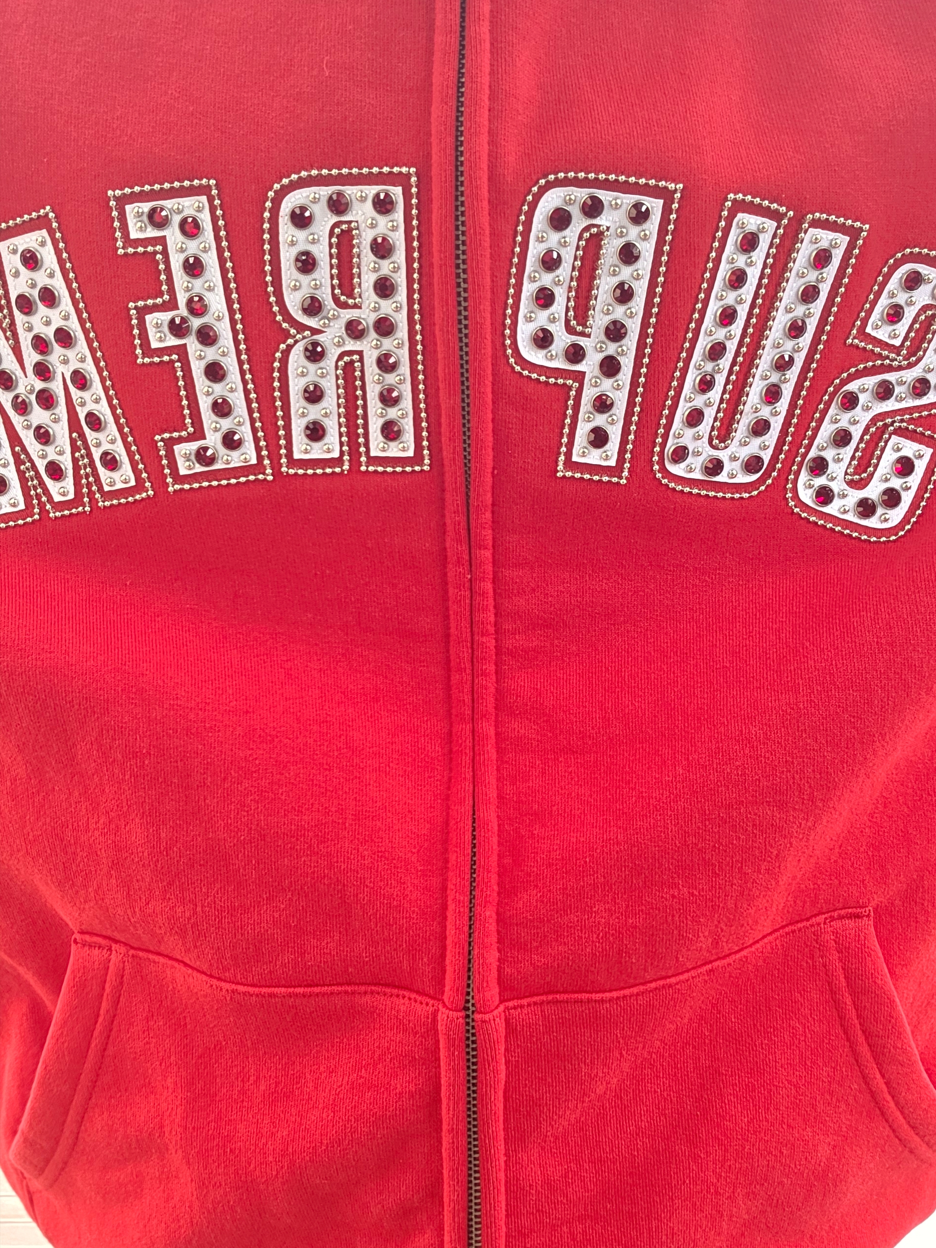 Supreme x B.B. Simon Zip Up Hooded Sweatshirt Red - 25SS, Supreme Money Box Logo New Era White - 22FW 착용 스타일 - 2