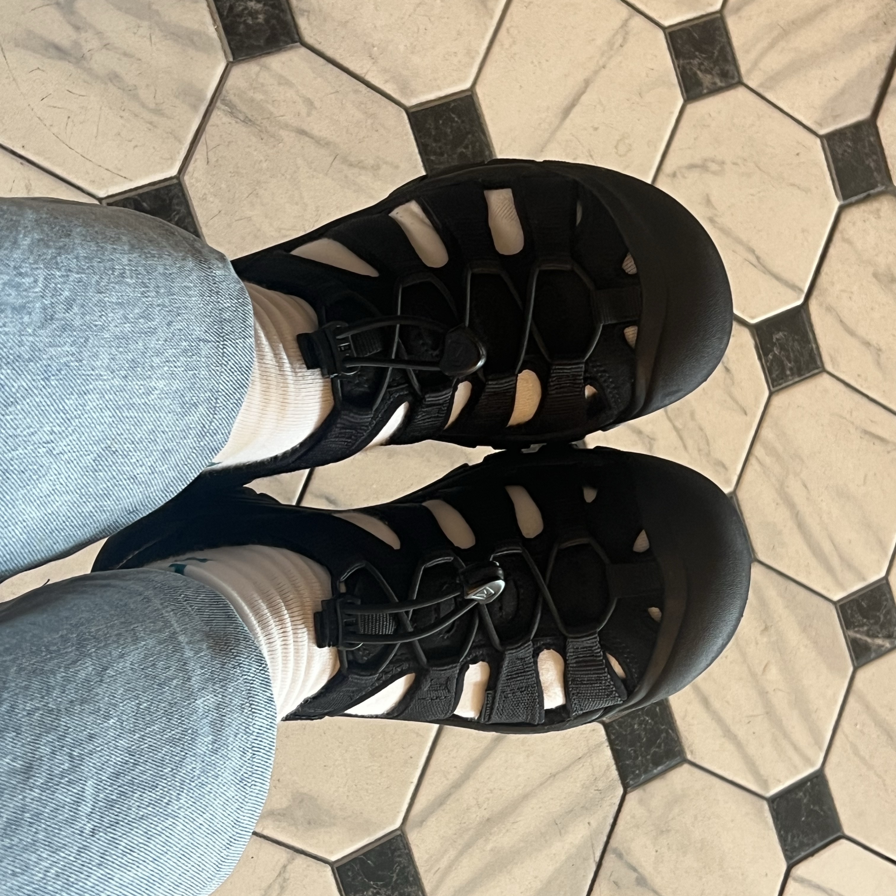 (W) Keen Newport H2 Triple Black 착용 스타일
