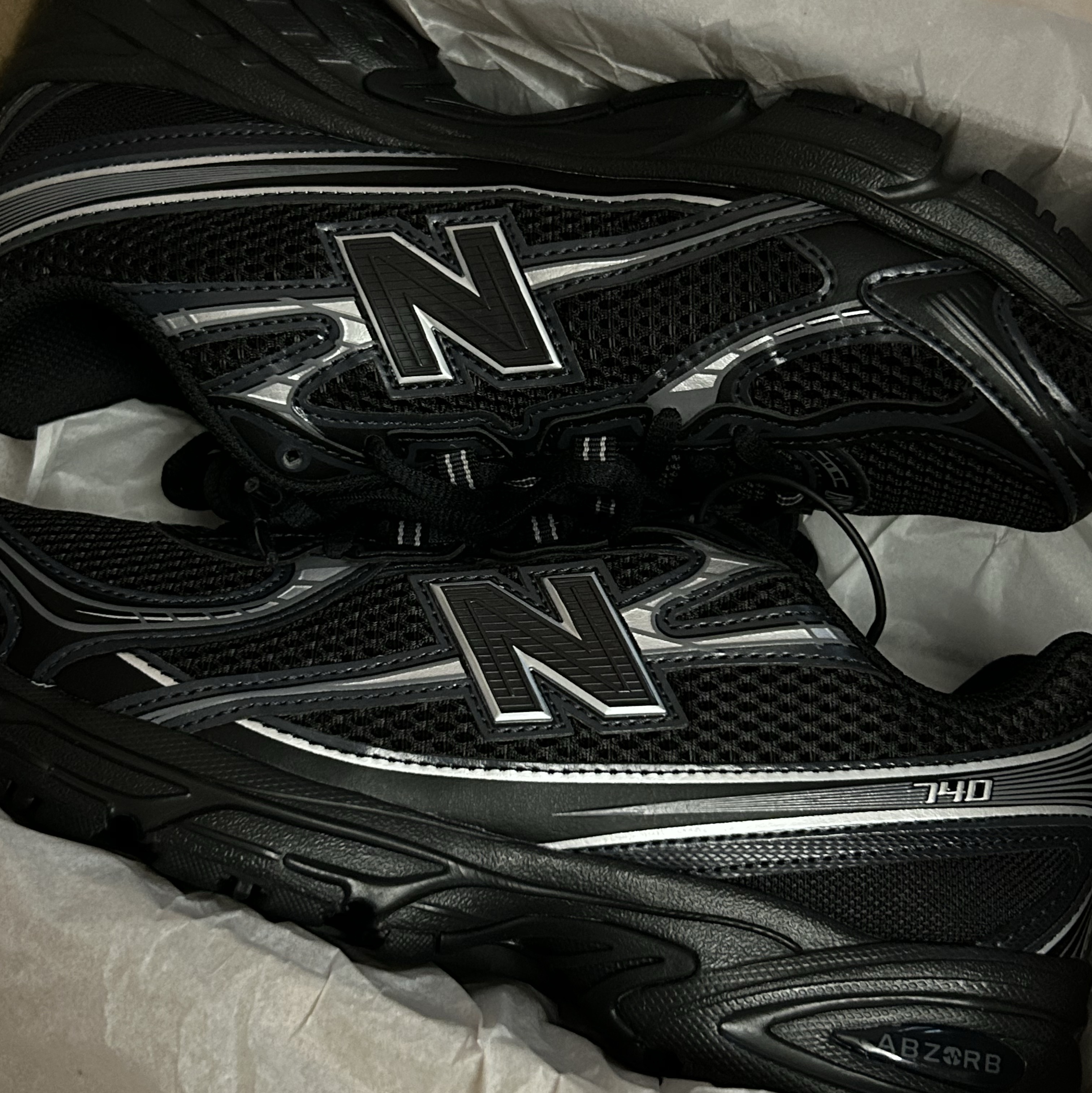 New Balance 740v2 Black Silver Metallic 착용 스타일