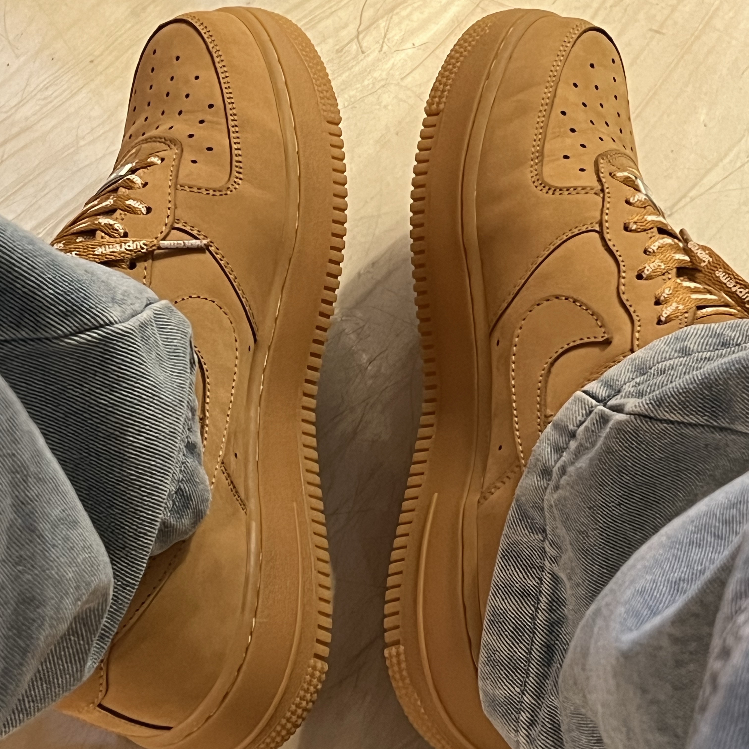 Nike x Supreme Air Force 1 Low Flax 착용 스타일