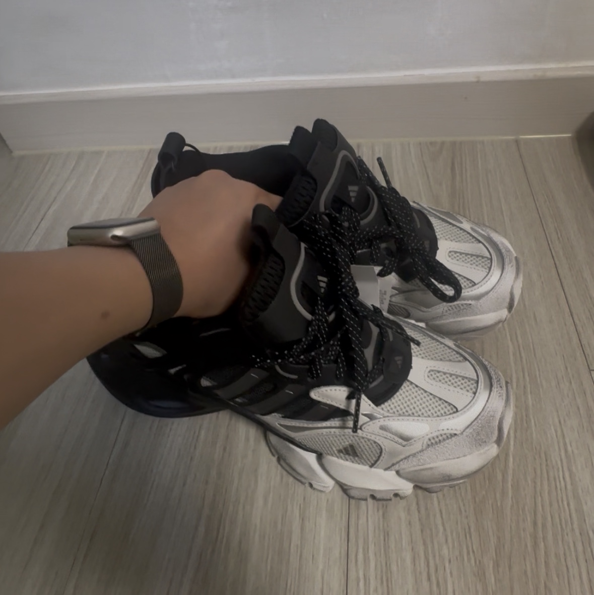 Adidas Vento XLG Runner Deluxe Sneakers White Black 착용 스타일
