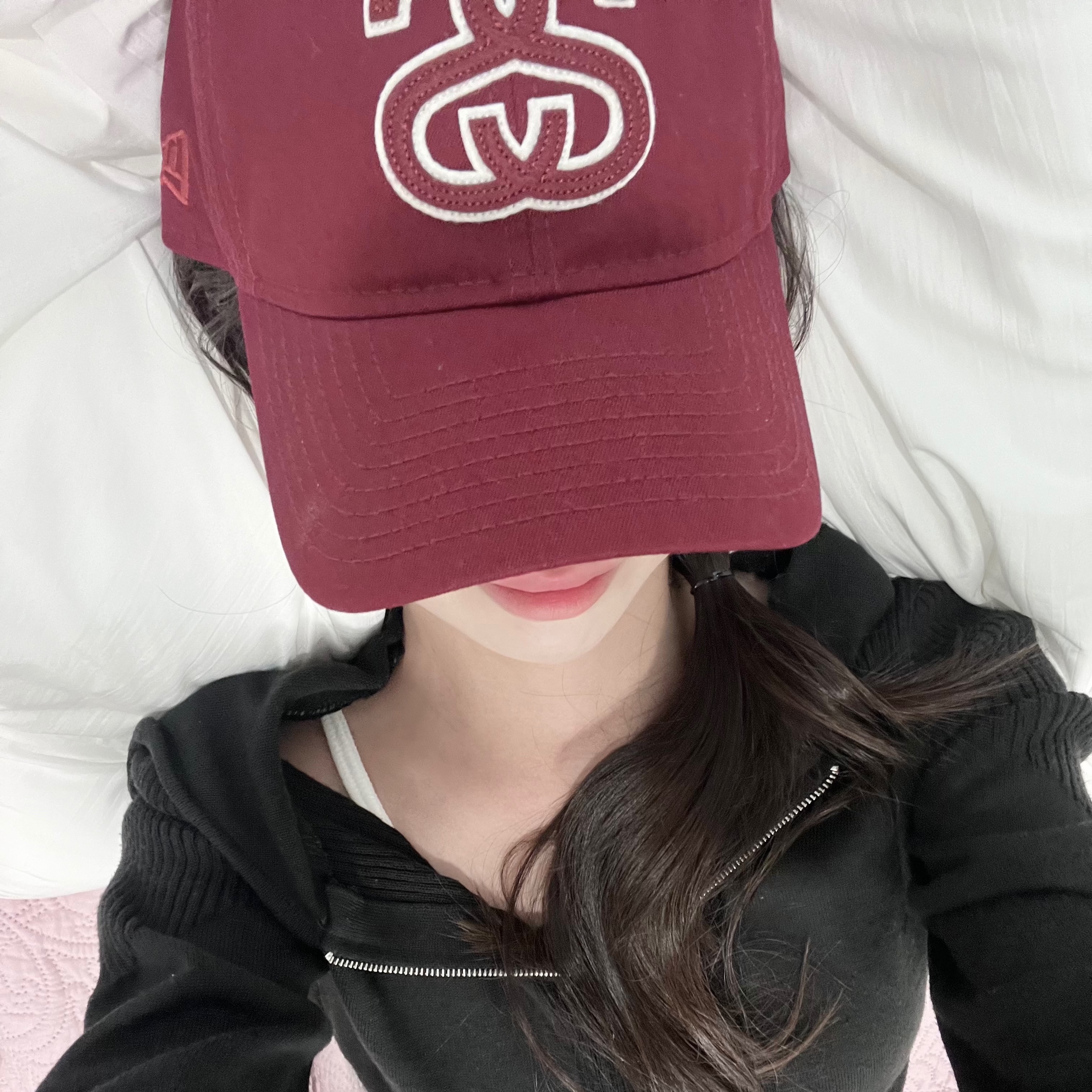 Stussy New Era 9Twenty SS Applique Strapback Burgundy, (W) Mischief Rhombus Knitted Hoodie Black 착용 스타일