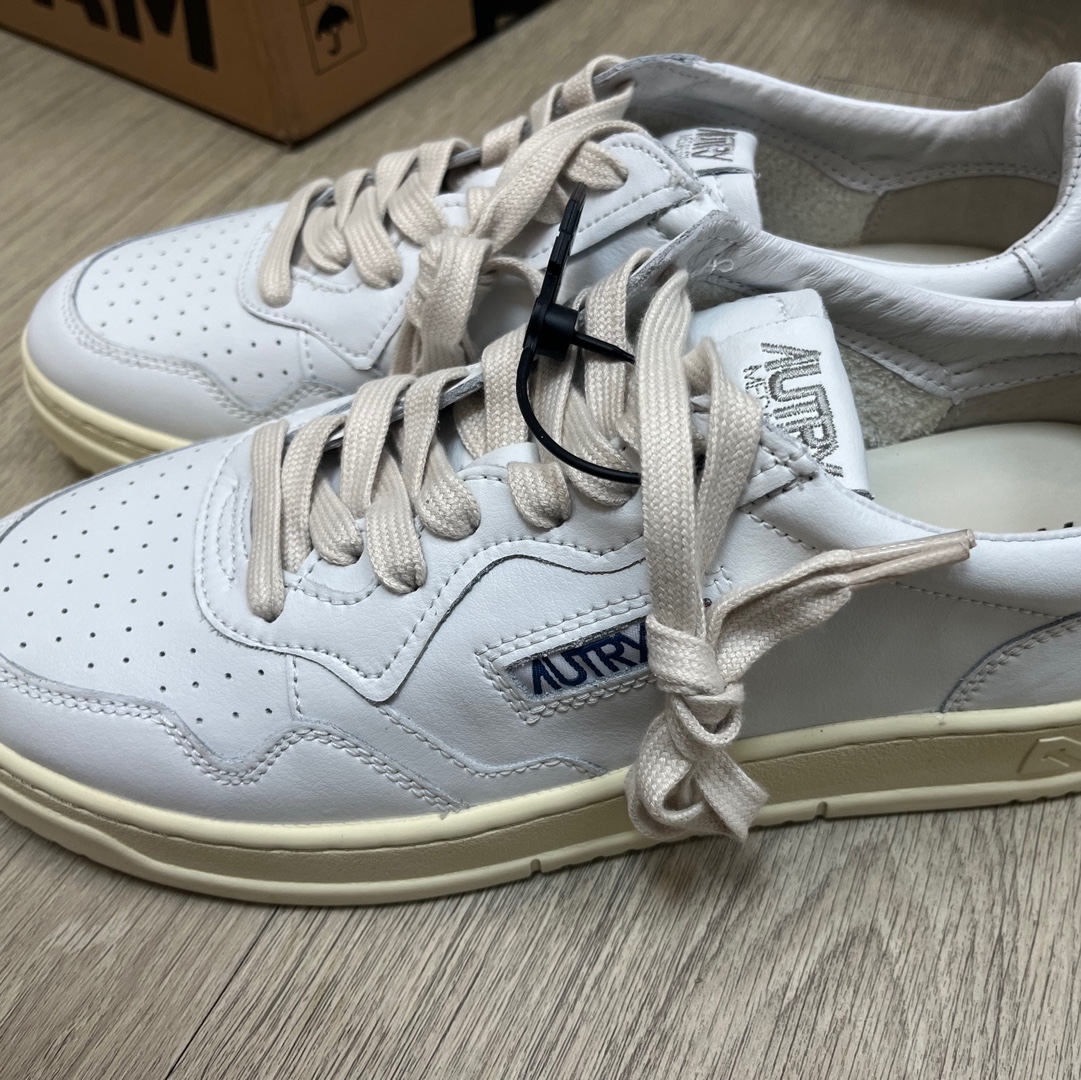 Autry Medalist Low Leather Sneakers White 착용 스타일 - 1