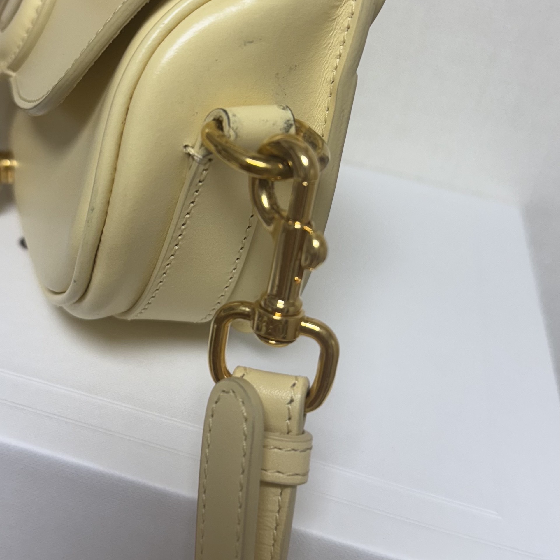 Dior Bobby East-West Bag Box Calfskin Pale Yellow Gold 착용 스타일 - 6