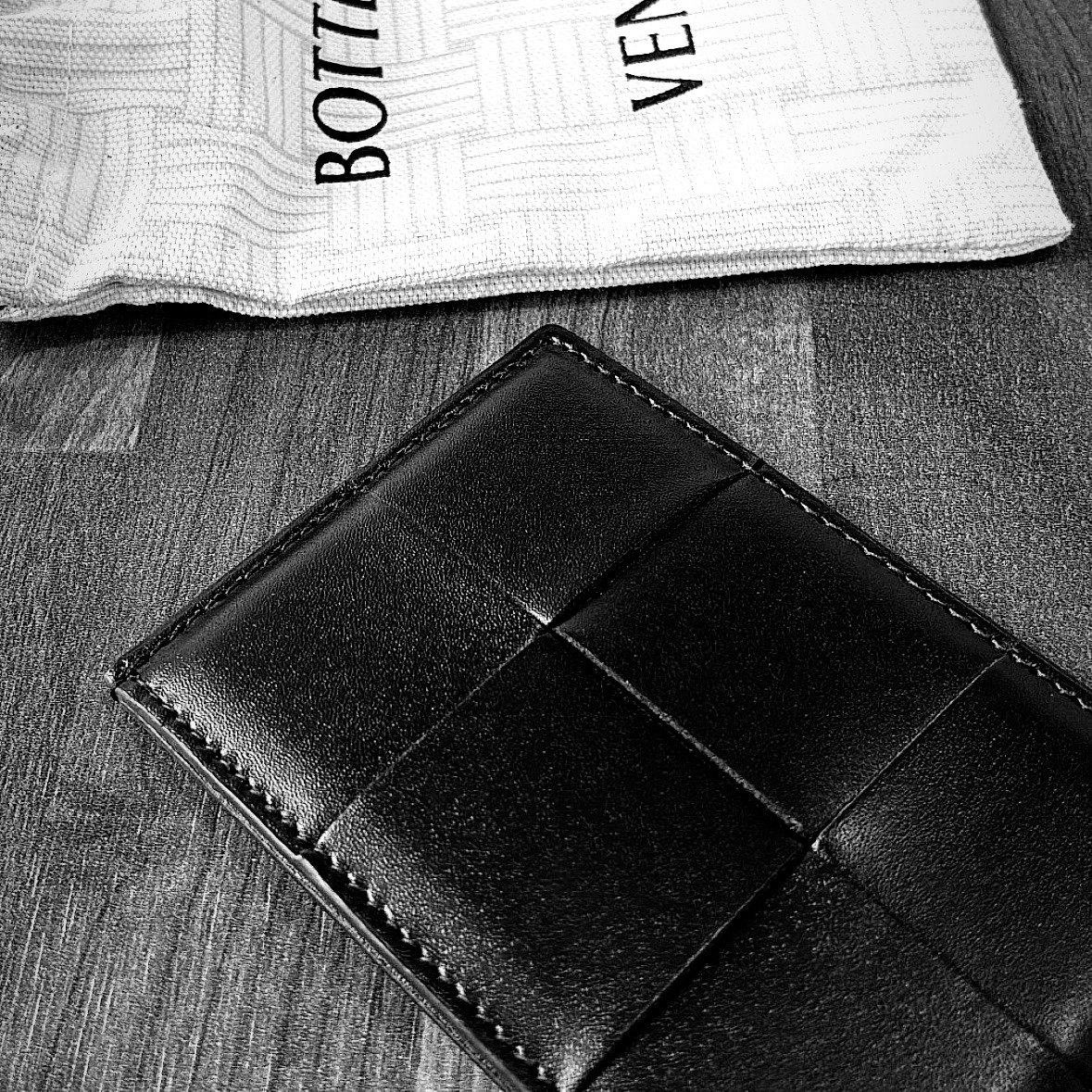 Bottega Veneta Credit Card Case Calfskin Black 착용 스타일